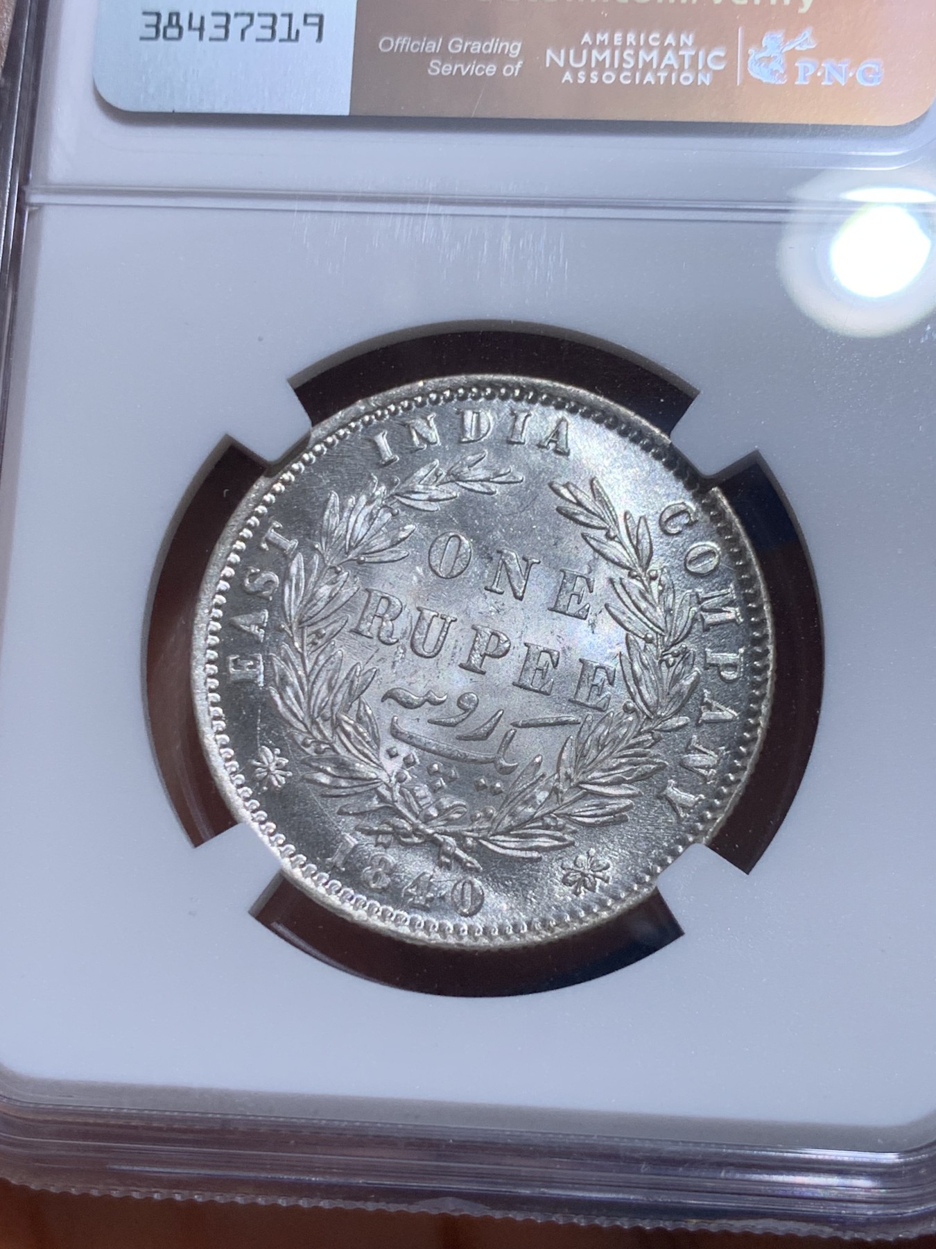 《竞宝斋》圣诞专辑  第一场  第227场 定制纪念章相赠 (全场顺丰包邮) NGC-MS64 东印度公司1840年维多利亚女王1卢比银币 这个品种的64分非常非常困难，即使批量送评也难见一二，对于喜欢小维头像的玩家来说不可错过。sbp成交价在700-1000刀