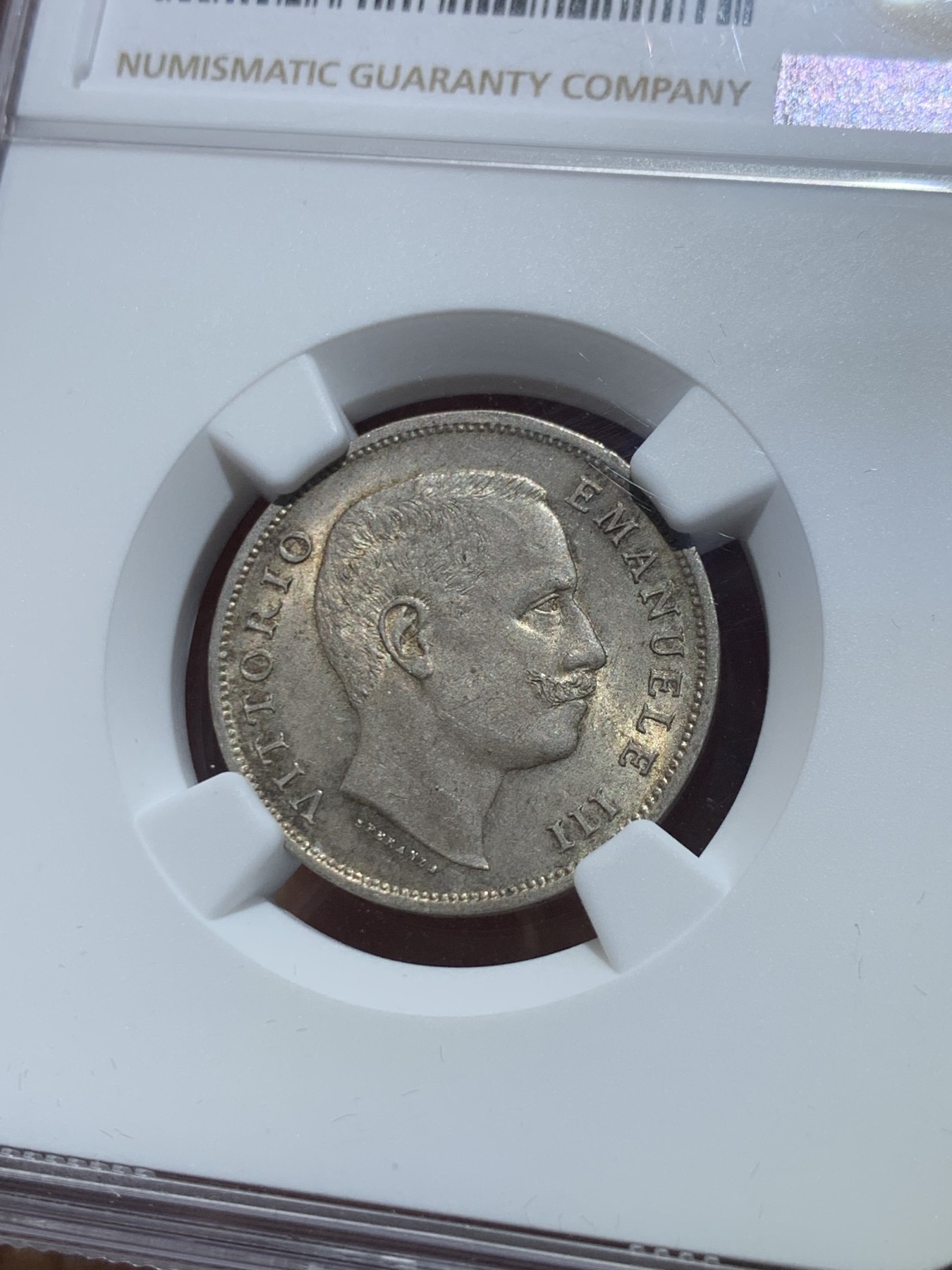 《竞宝斋》圣诞专辑  第一场  第227场 定制纪念章相赠 (全场顺丰包邮) NGC-MS64 意大利 1906年 鹰徽1里拉银币 灰黑色淡包浆 转光感与底板完美，难得好状态