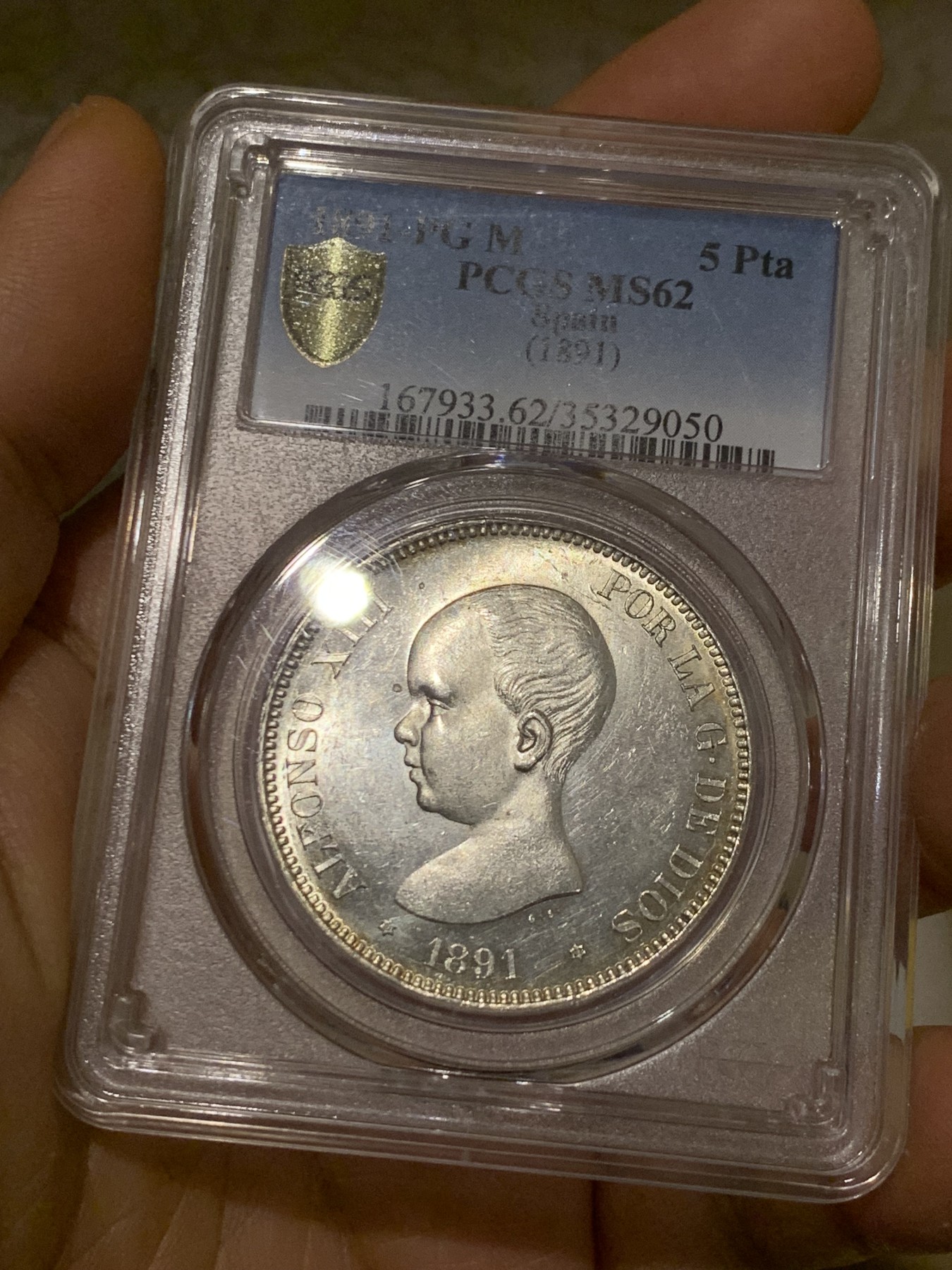 《竞宝斋》圣诞专辑  第一场  第227场 定制纪念章相赠 (全场顺丰包邮) PCGS-MS62 西班牙阿方索十三世小光头5比塞塔银币 1891相对少见年份MS好品不多 原光好品 低评状态 盒子背面下沿有小磕