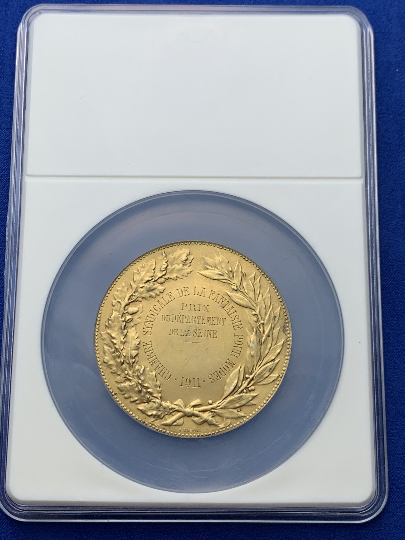 《竞宝斋》圣诞专辑  第一场  第227场 定制纪念章相赠 (全场顺丰包邮) 1911年法国花环玛丽安娜 直径50.3mm 69g 大型镀金银章，实发银章，超级好品相。名家迪普伊（Dupuis）作品，丰饶角银标。配一个透明自制方盒，方便把玩。