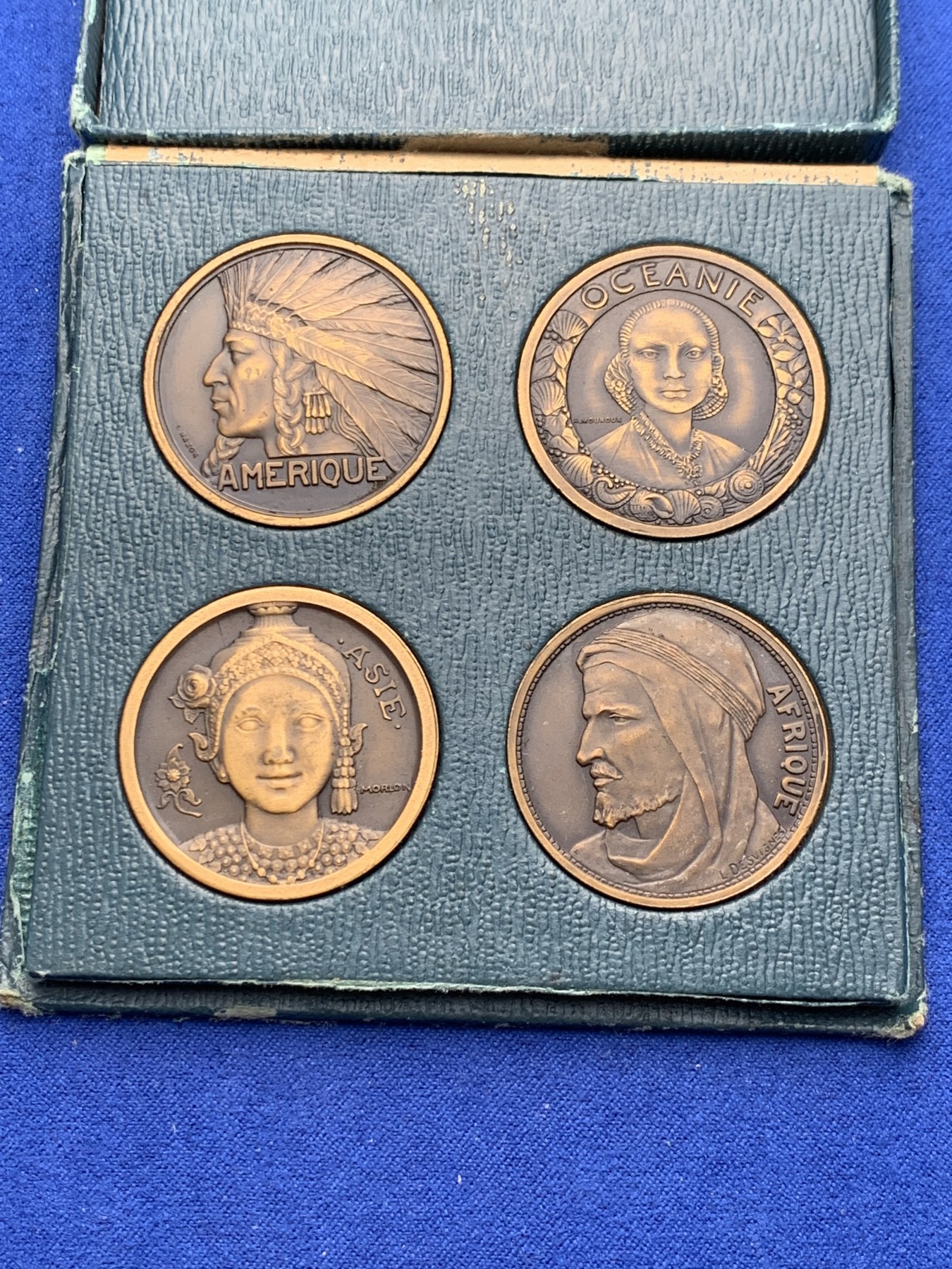 《竞宝斋》圣诞专辑  第一场  第227场 定制纪念章相赠 (全场顺丰包邮) 法国1931年巴黎世博会仿古铜套章 直径32mm左右 描绘了亚洲，非洲，大洋洲，美洲四大洲原住民人物面貌，及风土人情。其中也有雕刻师参与了当时法国流通币的设计雕刻。人物传神，细节精美。大洋洲的螺贝花环，暹罗人的头冠与背面的亚洲象，美洲部落的羽冠，埃及人的头巾，大千世界，尽收眼底。