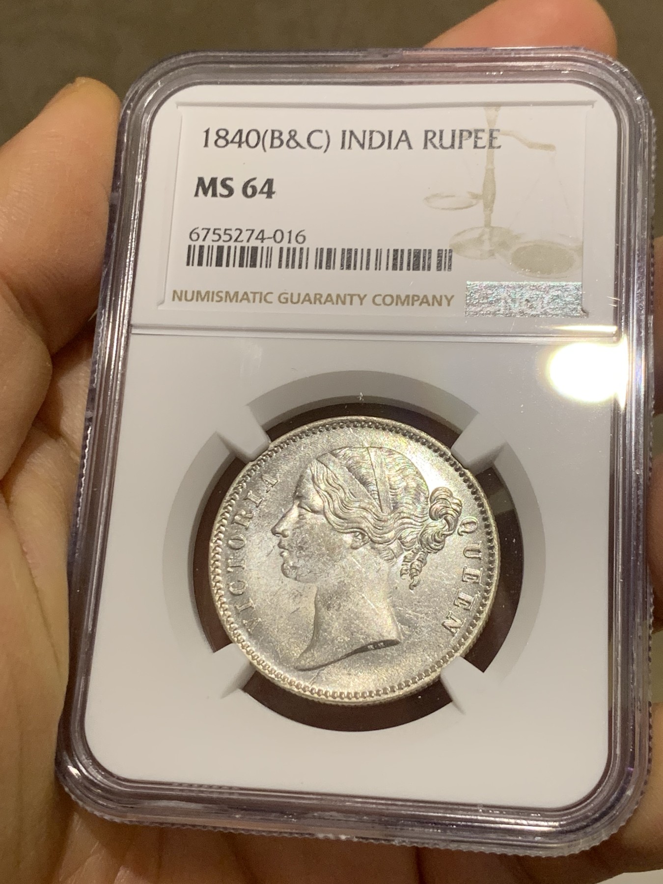 《竞宝斋》圣诞专辑  第一场  第227场 定制纪念章相赠 (全场顺丰包邮) NGC-MS64 东印度公司1840年维多利亚女王1卢比银币 这个品种的64分非常非常困难，即使批量送评也难见一二，对于喜欢小维头像的玩家来说不可错过。sbp成交价在700-1000刀