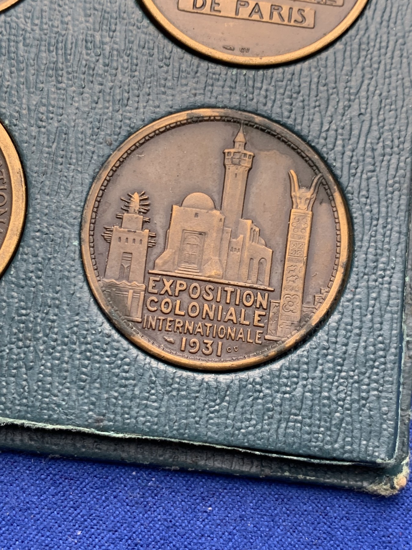 《竞宝斋》圣诞专辑  第一场  第227场 定制纪念章相赠 (全场顺丰包邮) 法国1931年巴黎世博会仿古铜套章 直径32mm左右 描绘了亚洲，非洲，大洋洲，美洲四大洲原住民人物面貌，及风土人情。其中也有雕刻师参与了当时法国流通币的设计雕刻。人物传神，细节精美。大洋洲的螺贝花环，暹罗人的头冠与背面的亚洲象，美洲部落的羽冠，埃及人的头巾，大千世界，尽收眼底。