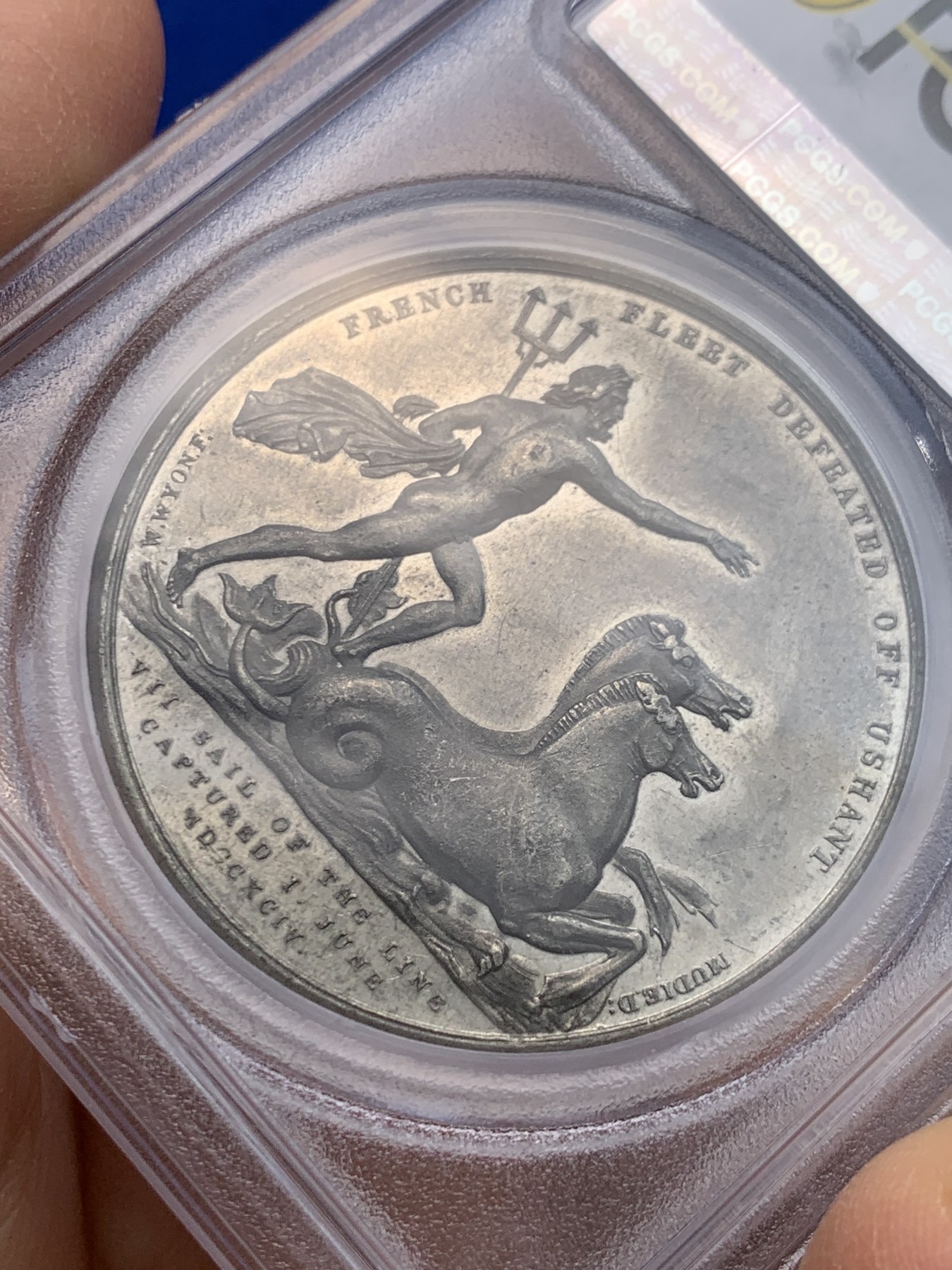 《竞宝斋》圣诞专辑  第一场  第227场 定制纪念章相赠 (全场顺丰包邮) 唯一冠军分 PCGS SP58 英国 1820乔治三世 海军上将 1794击败法国 纪念章 WM材质 背面海神驾驭海马逐浪而行 穆迪作品