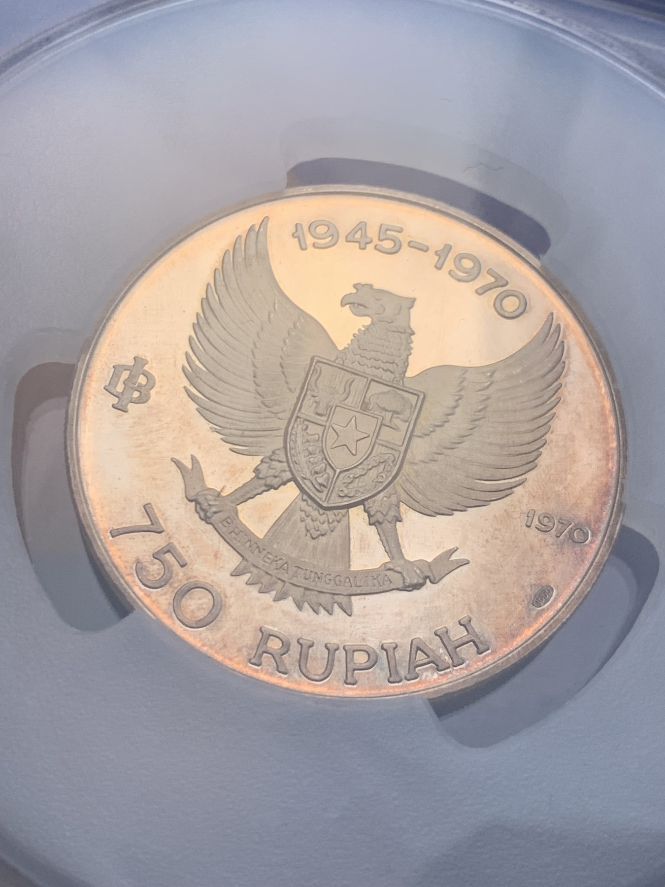 《竞宝斋》圣诞专辑  第二场  第228场 定制纪念章相赠 (全场顺丰包邮) PCGS-PR67DCAM 印尼 1970年 750R 迦楼罗 这个系列中最漂亮也是最贵的面值 工艺和设计都堪称经典 这两年涨势迅猛