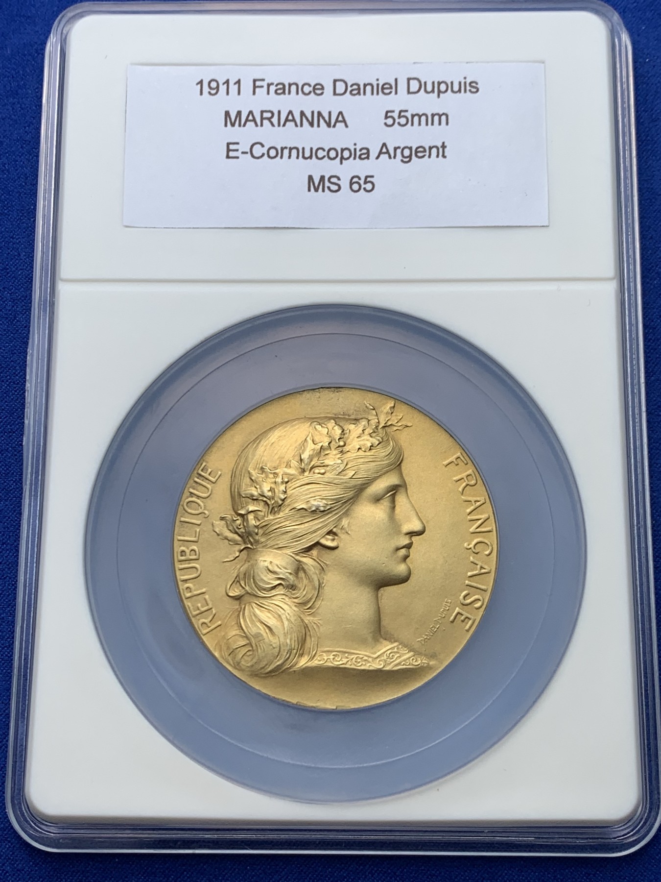 《竞宝斋》圣诞专辑  第一场  第227场 定制纪念章相赠 (全场顺丰包邮) 1911年法国花环玛丽安娜 直径50.3mm 69g 大型镀金银章，实发银章，超级好品相。名家迪普伊（Dupuis）作品，丰饶角银标。配一个透明自制方盒，方便把玩。
