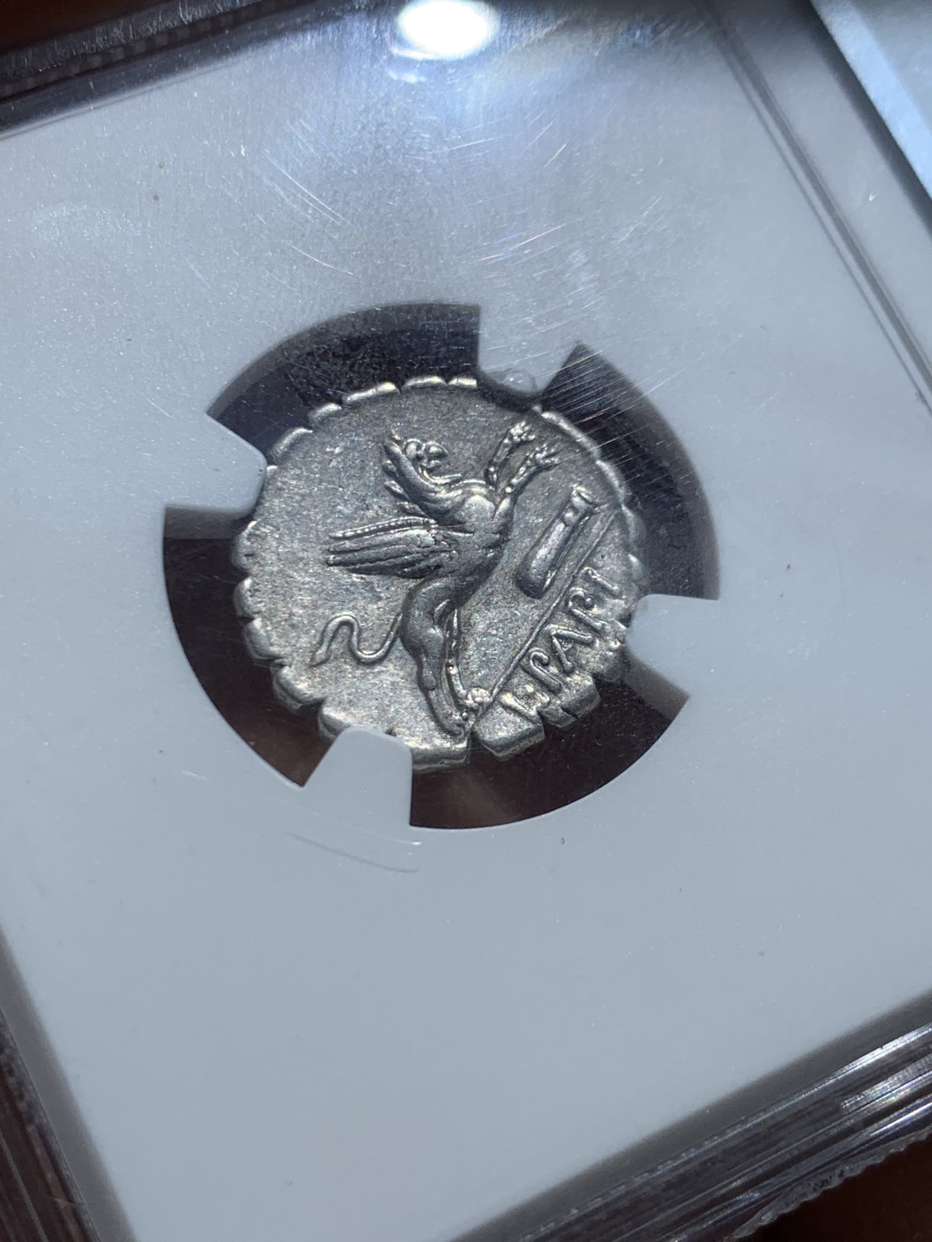 《竞宝斋》圣诞专辑  第一场  第227场 定制纪念章相赠 (全场顺丰包邮) NGC-Ch VF 古罗马 公元前79年 古罗马天后 朱诺和神兽格里芬图1第纳尔银币 原光淡黄油包浆 稀少品种 附有NGC评级编号和欧州上古代钱币介绍 带Ch加成