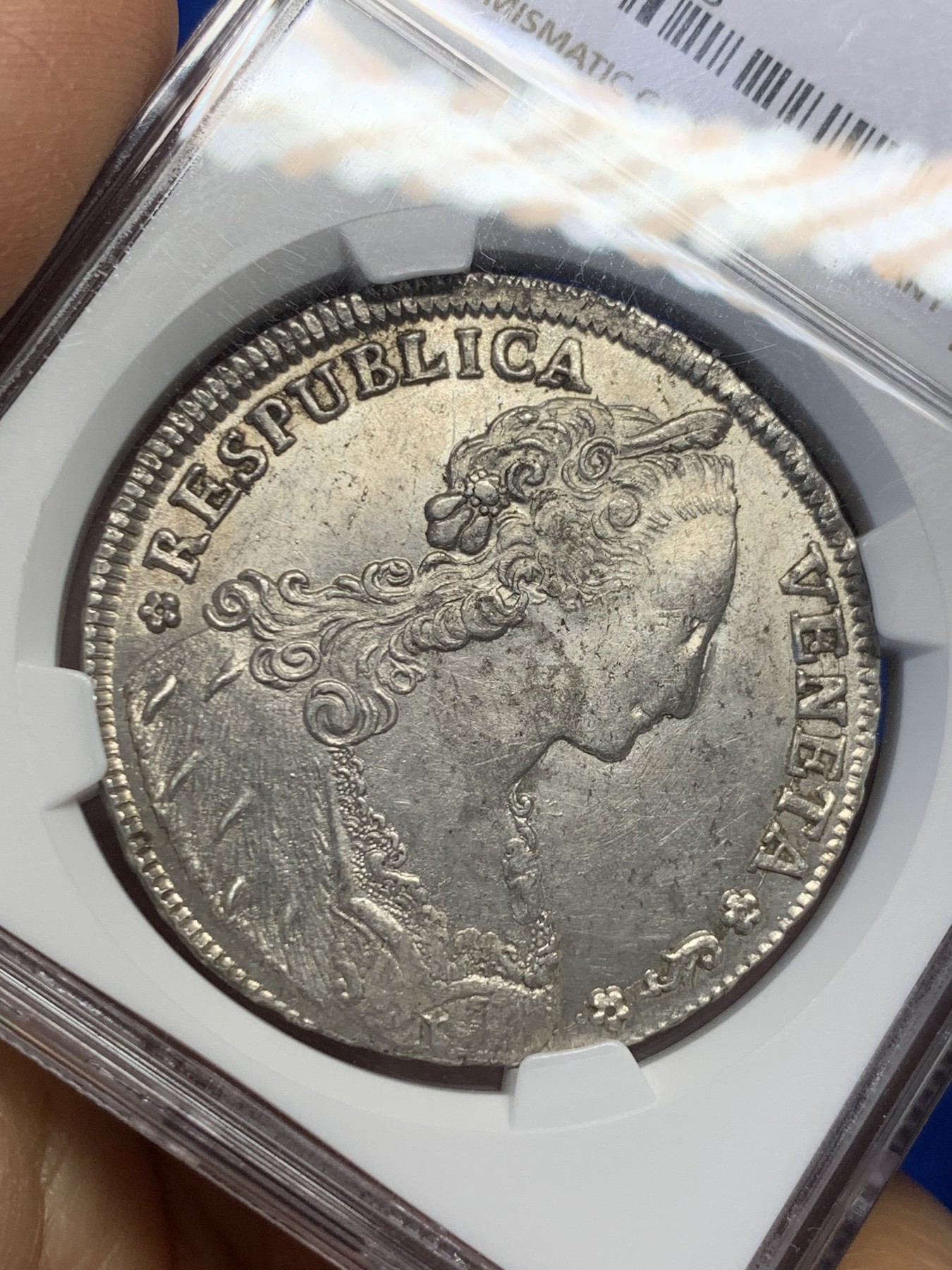 《竞宝斋》圣诞专辑  第一场  第227场 定制纪念章相赠 (全场顺丰包邮) NGC-MS62 意大利 威尼斯 1789年 泰勒 威尼斯飞狮纪念大银币 背部狮子浮雕生动 造型古朴雅致 NGC冠军分