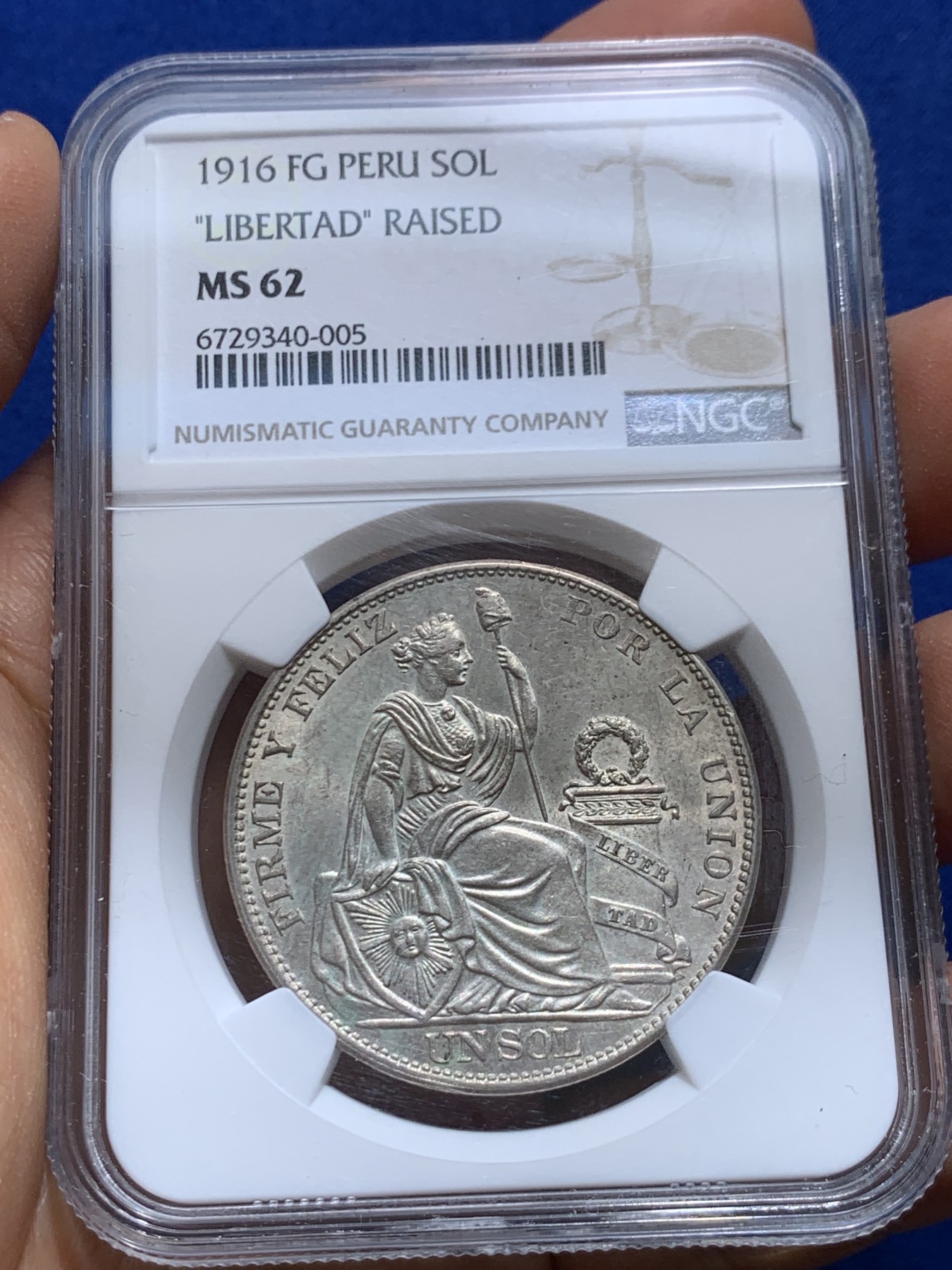 《竞宝斋》圣诞专辑  第二场  第228场 定制纪念章相赠 (全场顺丰包邮) NGC MS62 秘鲁1916年坐人女神1索尔银币 原味沉淀包浆 白净底板 带转光 收藏佳品