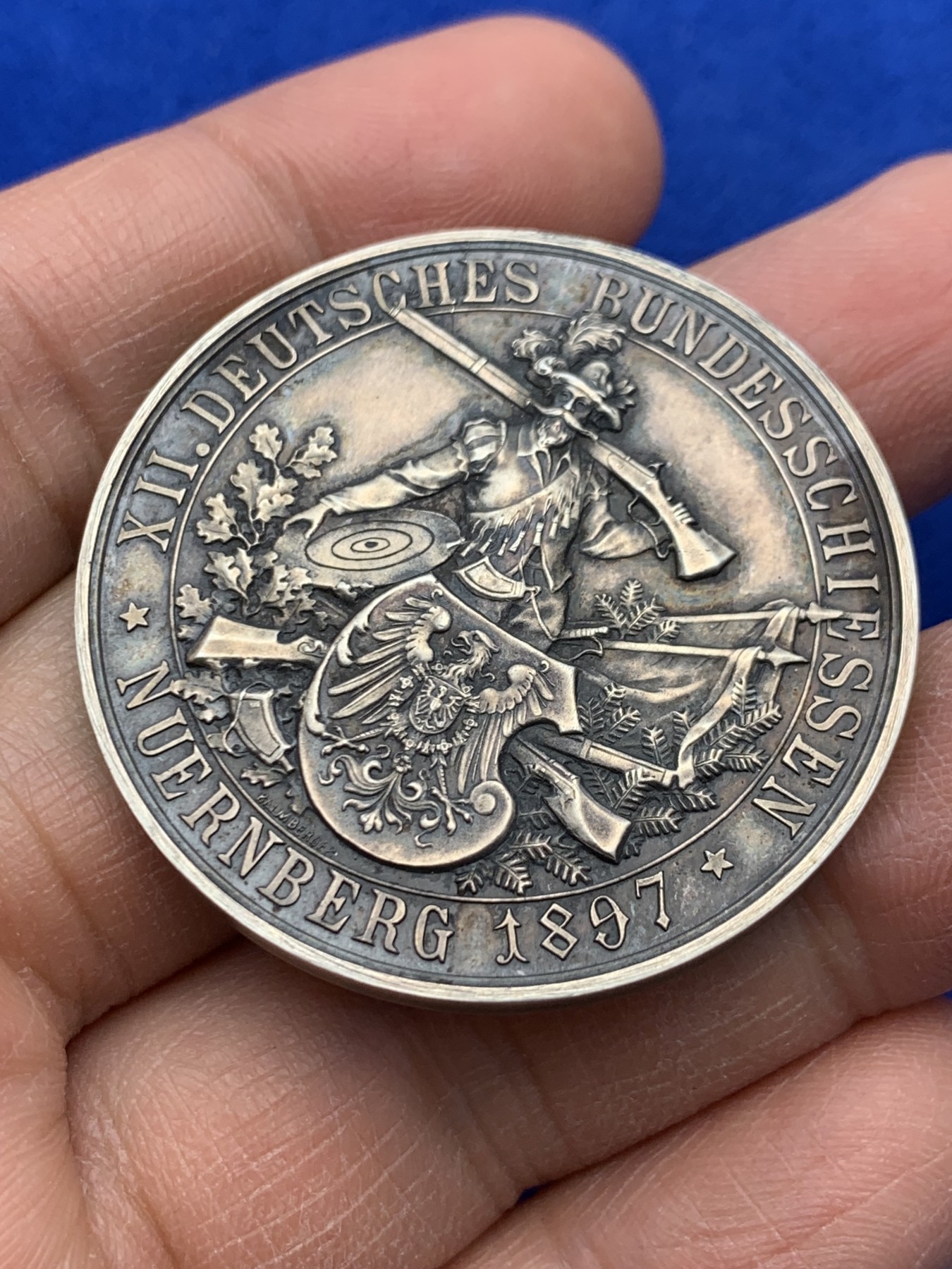 《竞宝斋》圣诞专辑  第一场  第227场 定制纪念章相赠 (全场顺丰包邮) 1897年德国纽伦堡射击节银章，40.3mm 29.2g 状态味道俱佳，MS级，附带原盒，藏家压箱出品