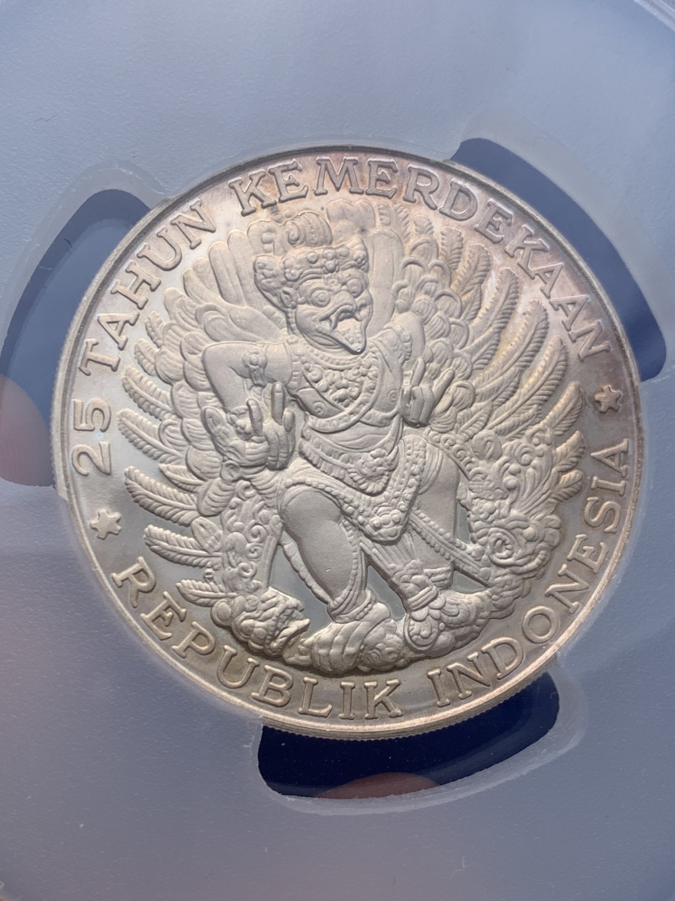 《竞宝斋》圣诞专辑  第二场  第228场 定制纪念章相赠 (全场顺丰包邮) PCGS-PR67DCAM 印尼 1970年 750R 迦楼罗 这个系列中最漂亮也是最贵的面值 工艺和设计都堪称经典 这两年涨势迅猛