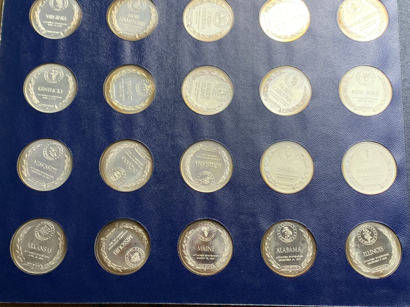 《竞宝斋》圣诞专辑  第一场  第227场 定制纪念章相赠 (全场顺丰包邮) 美国1969年50州精制纯银银章 每枚重14.5克左右 共725克左右 加厚说明书