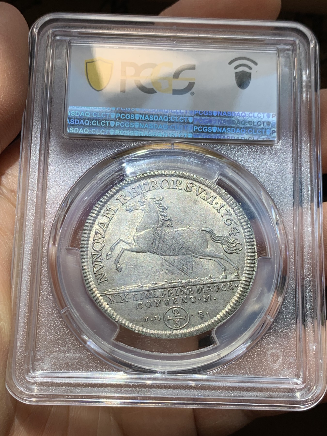 《竞宝斋》圣诞专辑  第一场  第227场 定制纪念章相赠 (全场顺丰包邮) PCGS-MS61 不伦瑞克（布伦瑞克）1764年飞马2/3泰勒银币，原味淡彩，设计精美，正面为公爵戎装像，背面小马设计栩栩如生，这个品种上ms非常难。