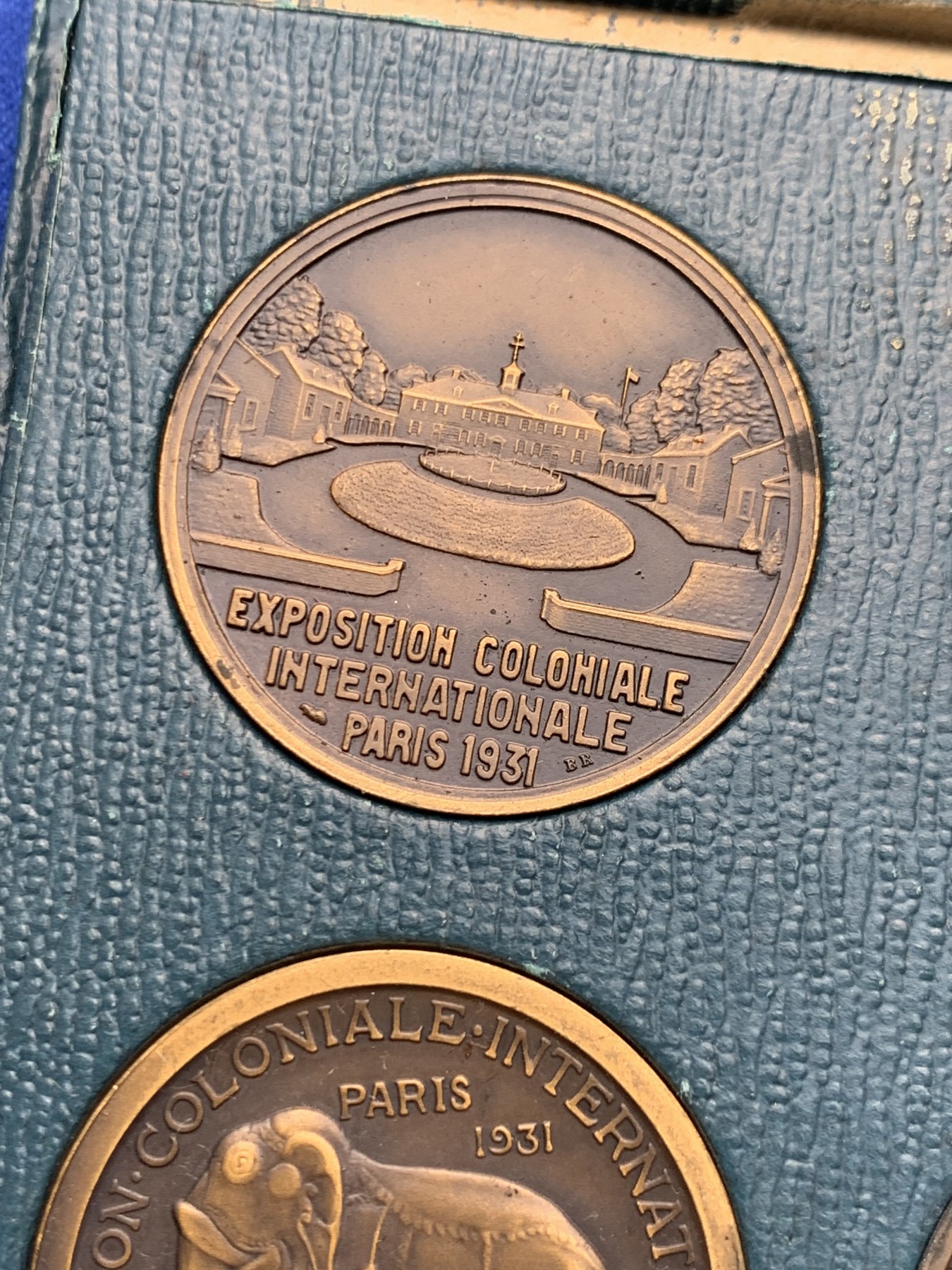 《竞宝斋》圣诞专辑  第一场  第227场 定制纪念章相赠 (全场顺丰包邮) 法国1931年巴黎世博会仿古铜套章 直径32mm左右 描绘了亚洲，非洲，大洋洲，美洲四大洲原住民人物面貌，及风土人情。其中也有雕刻师参与了当时法国流通币的设计雕刻。人物传神，细节精美。大洋洲的螺贝花环，暹罗人的头冠与背面的亚洲象，美洲部落的羽冠，埃及人的头巾，大千世界，尽收眼底。