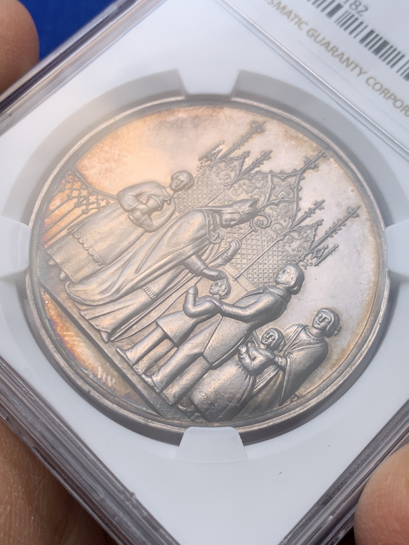 《竞宝斋》圣诞专辑  第一场  第227场 定制纪念章相赠 (全场顺丰包邮) NGC-MS62 德国 19世纪 教皇加冕 大银章 背面五彩 圣母抱婴设计 镜面底板 很漂亮