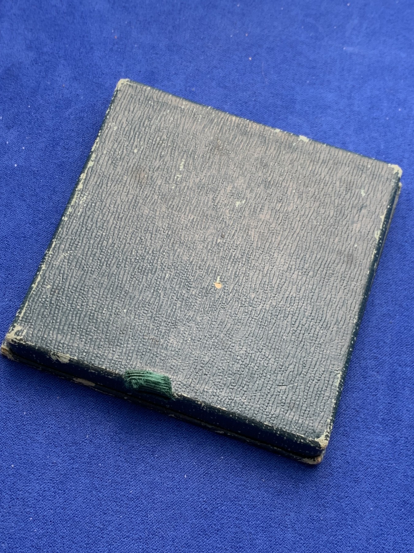 《竞宝斋》圣诞专辑  第一场  第227场 定制纪念章相赠 (全场顺丰包邮) 法国1931年巴黎世博会仿古铜套章 直径32mm左右 描绘了亚洲，非洲，大洋洲，美洲四大洲原住民人物面貌，及风土人情。其中也有雕刻师参与了当时法国流通币的设计雕刻。人物传神，细节精美。大洋洲的螺贝花环，暹罗人的头冠与背面的亚洲象，美洲部落的羽冠，埃及人的头巾，大千世界，尽收眼底。