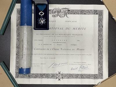 欢庆元旦，戎马世界章牌大赏第56期，元旦专场第一场 - 法国国家功绩勋章，带证小套，少见完整一套带证书、证书筒、盒子，骑士级，授予法国工兵营营长让·列爱弗尔，奖励其再建筑、防御工事方面的贡献