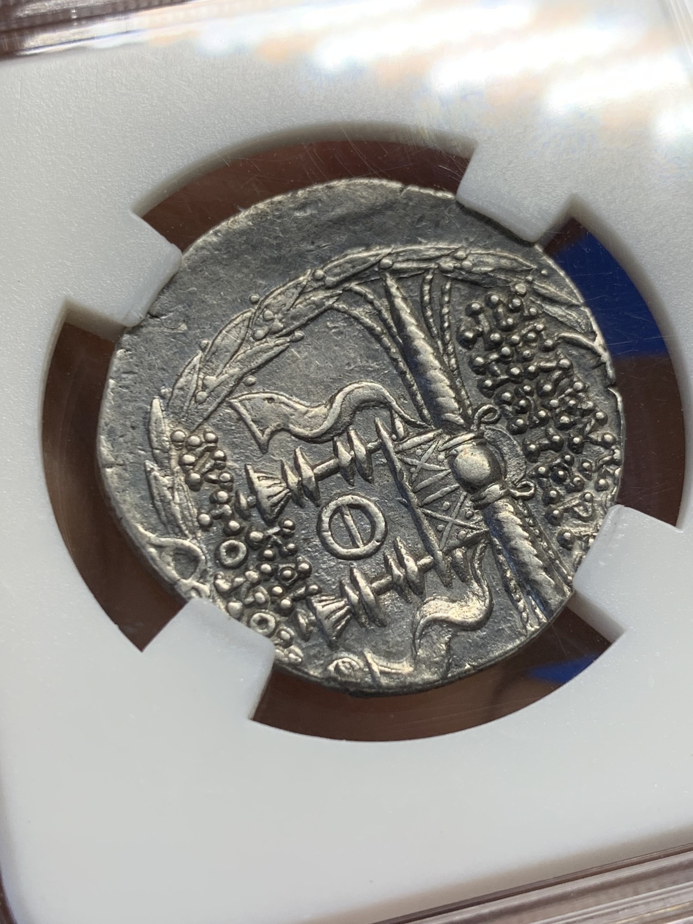 《竞宝斋》圣诞专辑  第一场  第227场 定制纪念章相赠 (全场顺丰包邮) 奈斯评级AU 古希腊 财富女神堤喀 4德拉克马大银币 原味带包浆，艺术性和寓意好，塞琉西亚造币厂