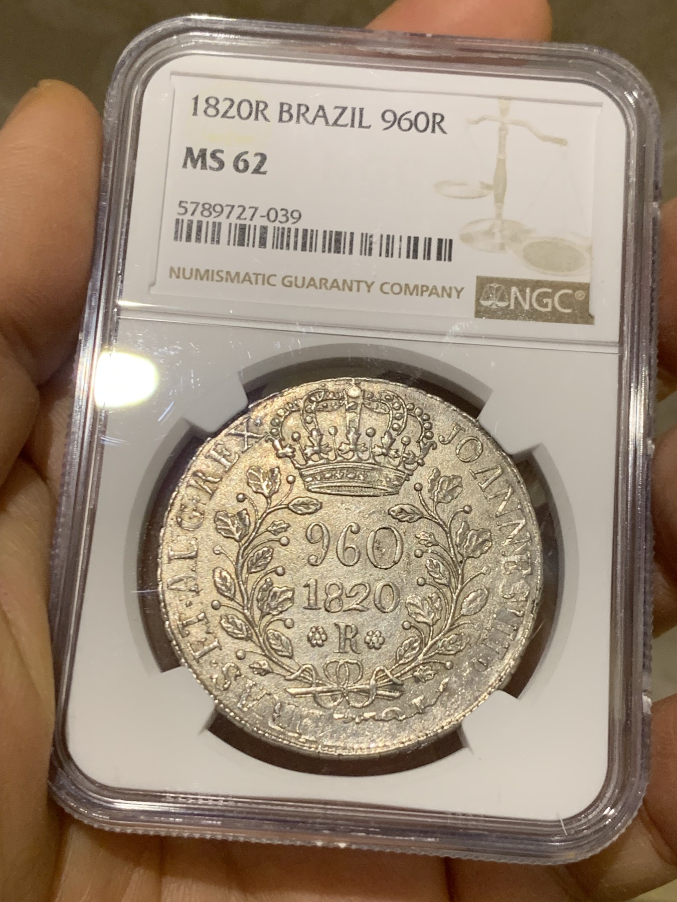 《竞宝斋》圣诞专辑  第二场  第228场 定制纪念章相赠 (全场顺丰包邮) NGC-MS62 葡属巴西 1820年 960瑞斯大银币 持续上涨品种 压印清晰 淡黄包浆