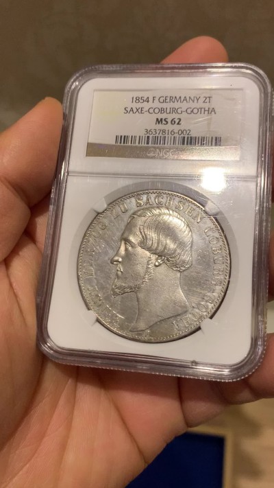 《竞宝斋》圣诞专辑  第一场  第227场 定制纪念章相赠 (全场顺丰包邮) 冠军分 NGC MS62 德国 1854 萨克森-科堡-哥达公爵 恩斯特二世 2泰勒大银币 单一年份稀少品种  PL底板 他的弟弟便是维多利亚女王的丈夫 Ha拍卖原物来价5160美元