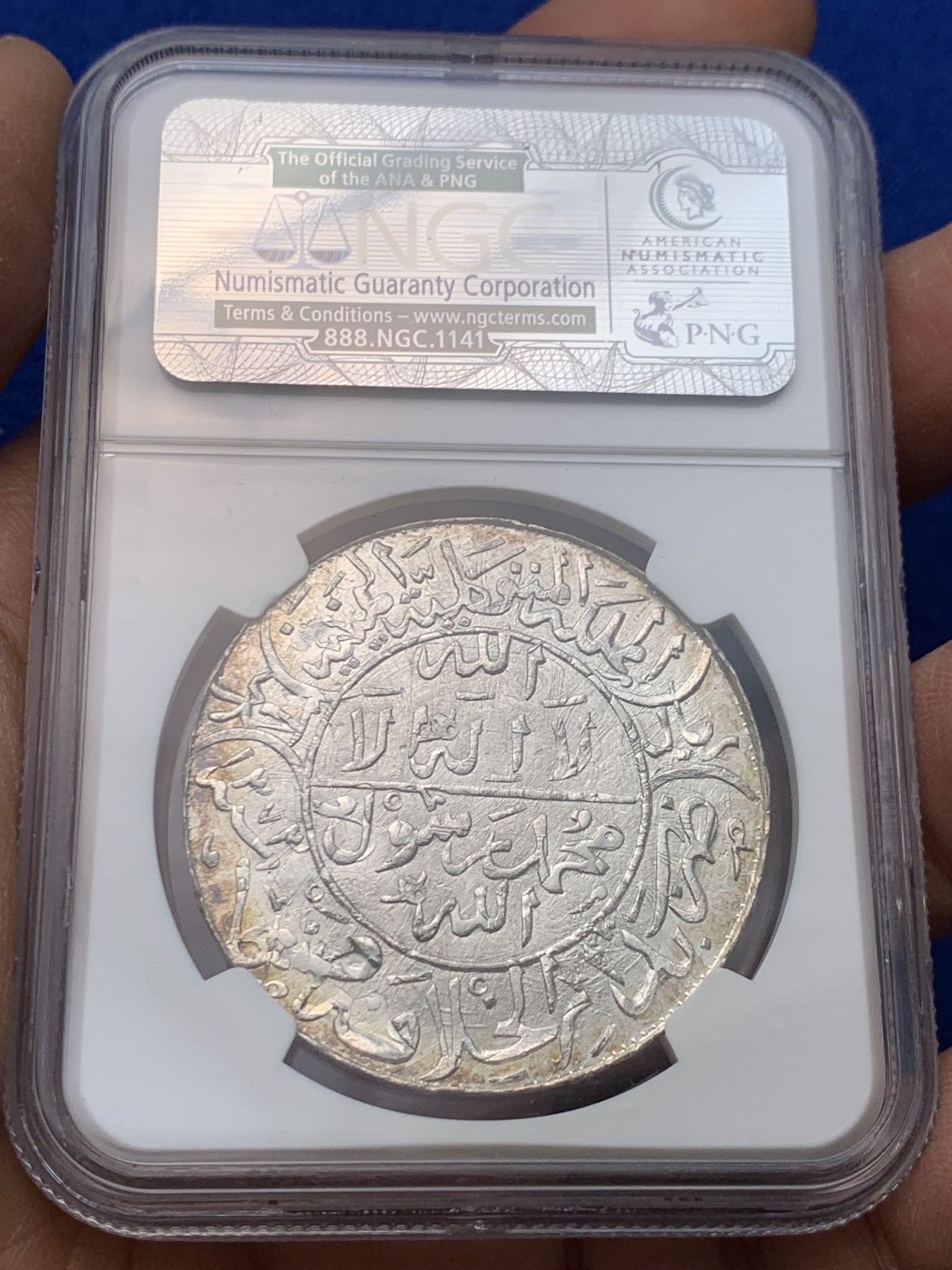 《竞宝斋》圣诞专辑  第一场  第227场 定制纪念章相赠 (全场顺丰包邮) NGC-MS64 也门AH1373（1954）年1里亚尔大银币 也门双刀银币大奶妈加盖币 顶级高分环彩包浆