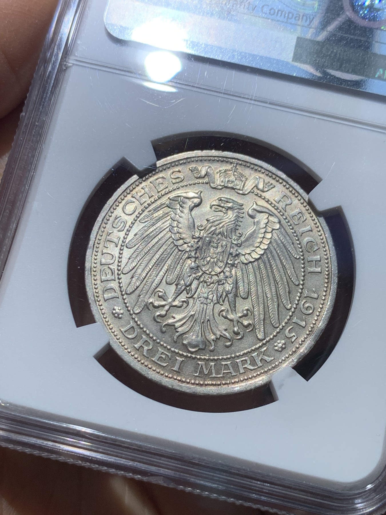 《竞宝斋》圣诞专辑  第一场  第227场 定制纪念章相赠 (全场顺丰包邮) NGC-MS65 德国 1915年 曼斯菲尔德马剑屠龙3马克银币。淡金色包浆，底板无肉眼可见伤痕，上海N严评。