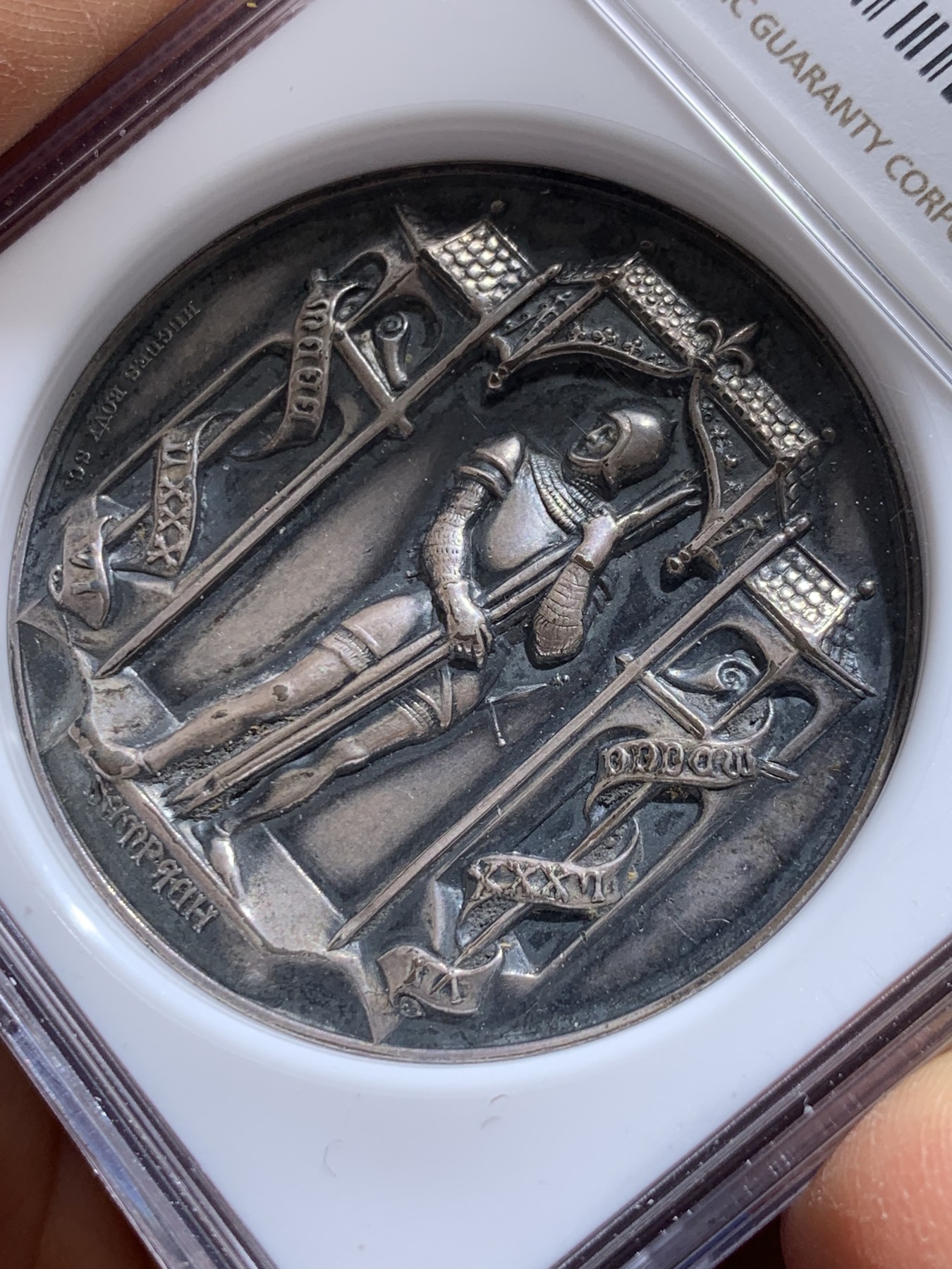 《竞宝斋》圣诞专辑  第一场  第227场 定制纪念章相赠 (全场顺丰包邮) NGC MS63 1886年瑞士卢塞恩射击节银章，高分品质，高于该分数仅2枚，绝对稀少而品质高的品种，设计惟妙惟肖