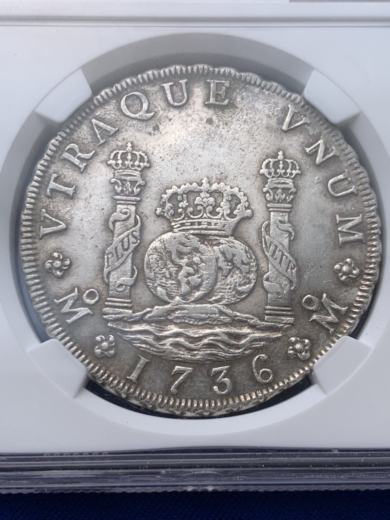 《竞宝斋》圣诞专辑  第二场  第228场 定制纪念章相赠 (全场顺丰包邮) NGC AUD 墨西哥 1736MO MF 地球双柱8R大银币 早期费五版本 难得状态