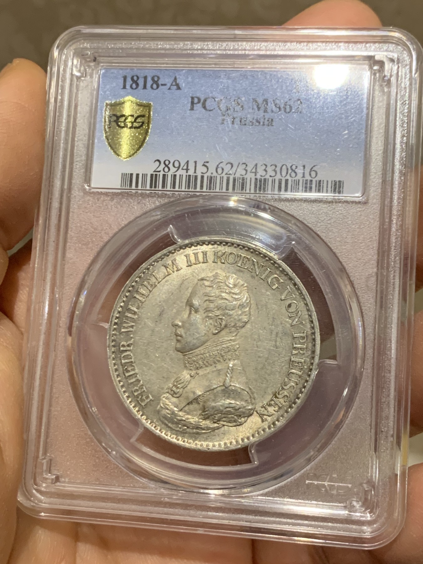 《竞宝斋》圣诞专辑  第一场  第227场 定制纪念章相赠 (全场顺丰包邮) PCGS-MS62 德国普鲁士 1818年A厂腓特烈威廉三世鹰炮泰勒银币 正反面细节均非常好，光度好，令人舒服的淡金色包浆，感觉低评