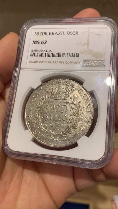 《竞宝斋》圣诞专辑  第二场  第228场 定制纪念章相赠 (全场顺丰包邮) NGC-MS62 葡属巴西 1820年 960瑞斯大银币 持续上涨品种 压印清晰 淡黄包浆