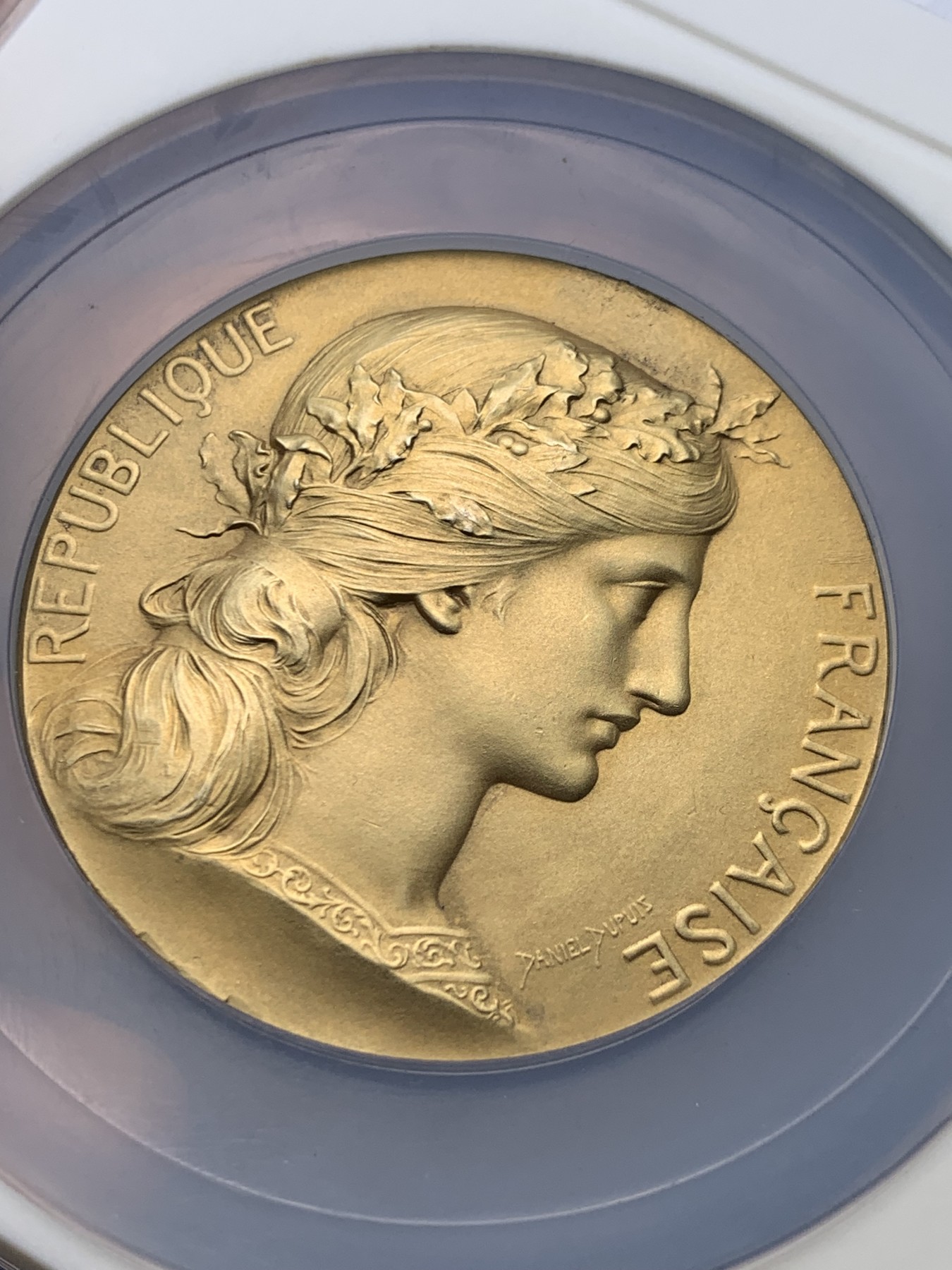 《竞宝斋》圣诞专辑  第一场  第227场 定制纪念章相赠 (全场顺丰包邮) 1911年法国花环玛丽安娜 直径50.3mm 69g 大型镀金银章，实发银章，超级好品相。名家迪普伊（Dupuis）作品，丰饶角银标。配一个透明自制方盒，方便把玩。