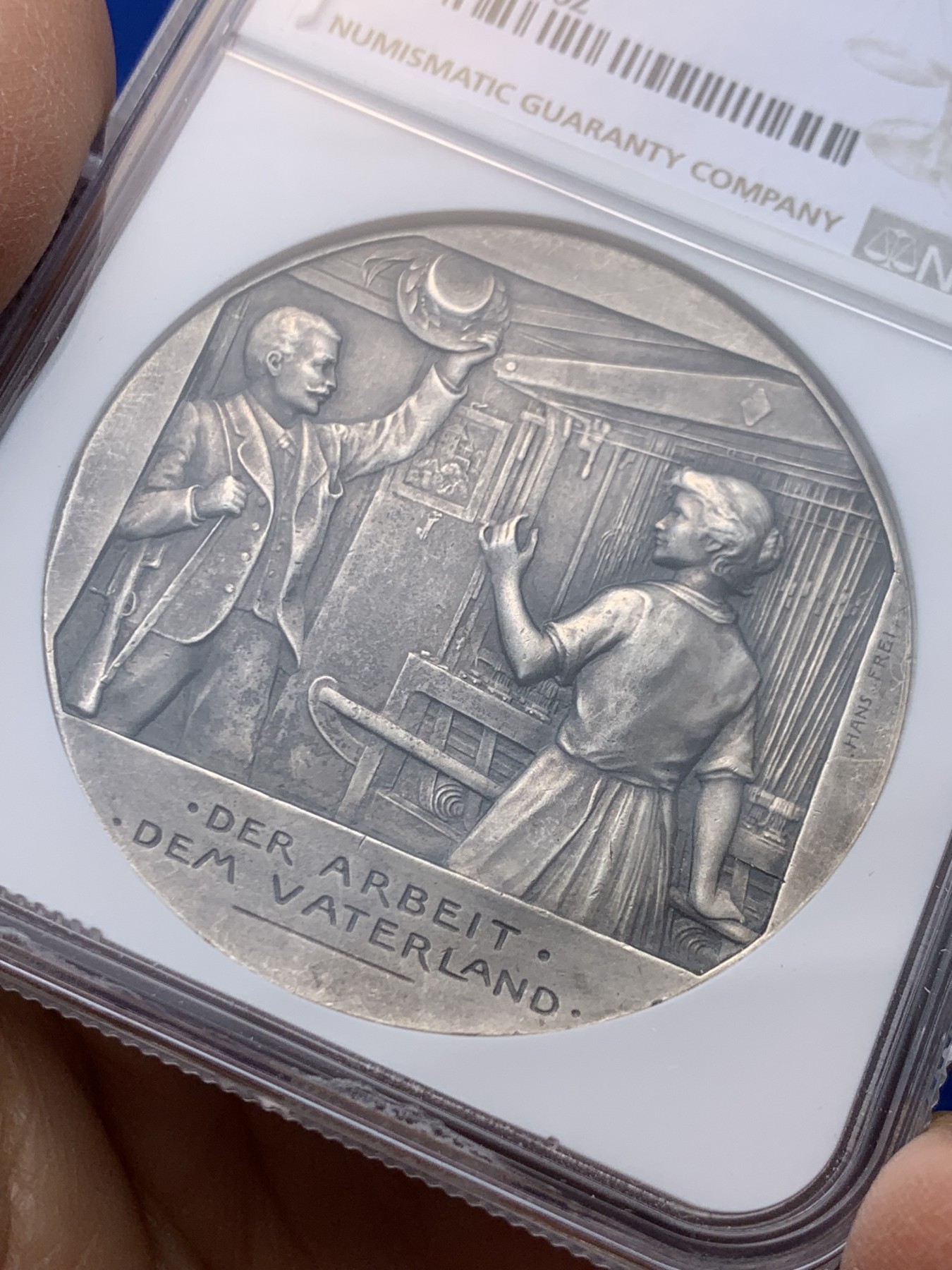 《竞宝斋》圣诞专辑  第一场  第227场 定制纪念章相赠 (全场顺丰包邮) NGC MS64 1903年瑞士巴塞尔射击节大银章，少见品种，人物场景均接近完美，高分品质，值得拥有