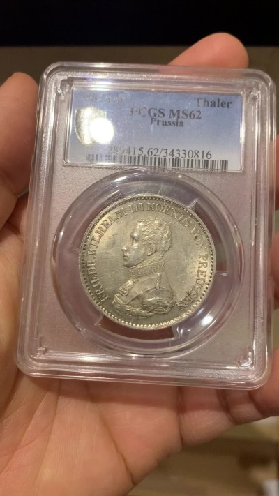 《竞宝斋》圣诞专辑  第一场  第227场 定制纪念章相赠 (全场顺丰包邮) PCGS-MS62 德国普鲁士 1818年A厂腓特烈威廉三世鹰炮泰勒银币 正反面细节均非常好，光度好，令人舒服的淡金色包浆，感觉低评