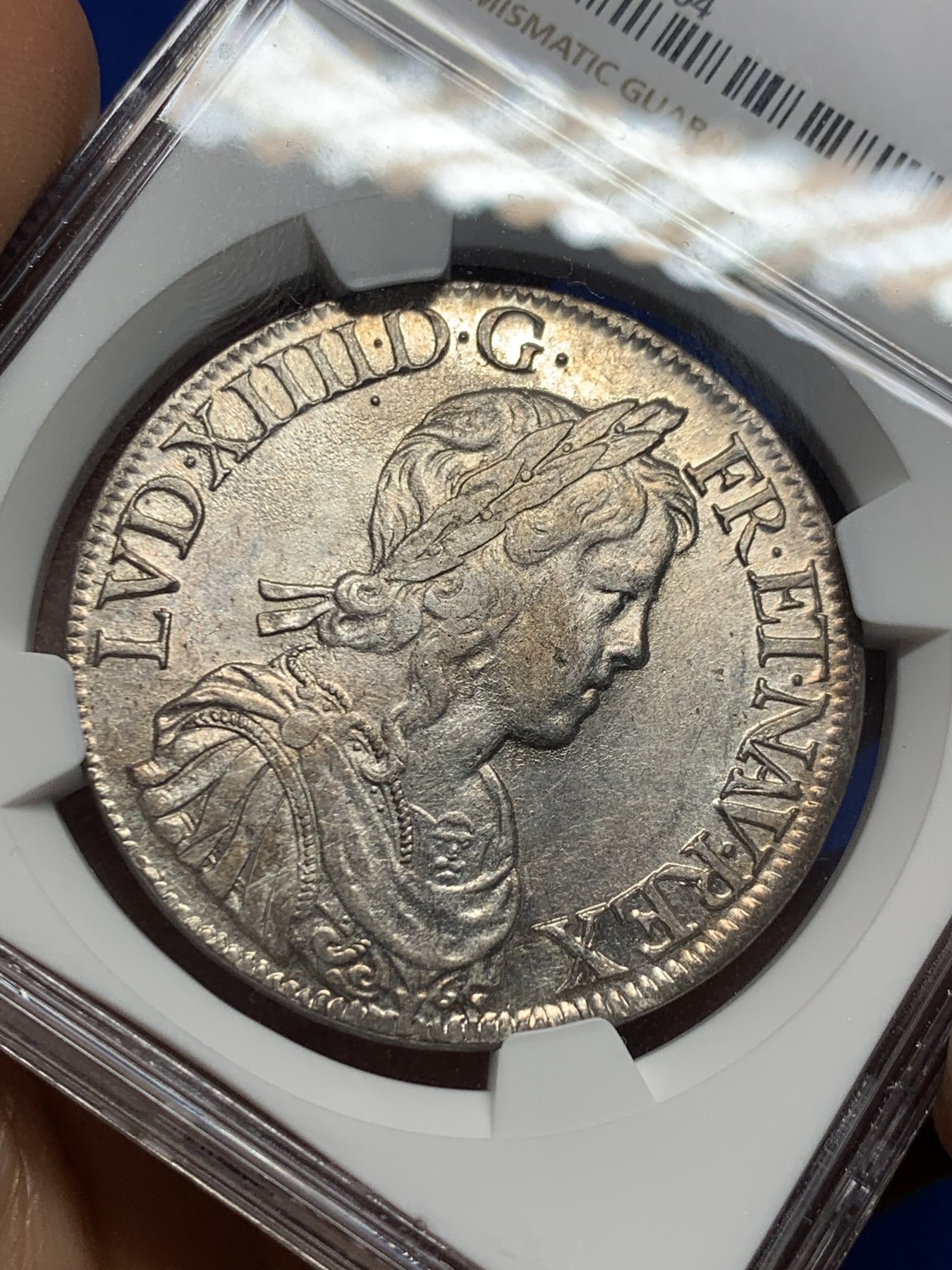 《竞宝斋》圣诞专辑  第二场  第228场 定制纪念章相赠 (全场顺丰包邮) NGC-MS61 1653年法国路易十四埃居 太阳王幼年时期版本，淡彩包浆，工艺精良，币胚规整，打制深峻，没有减重痕，唯一亚军分