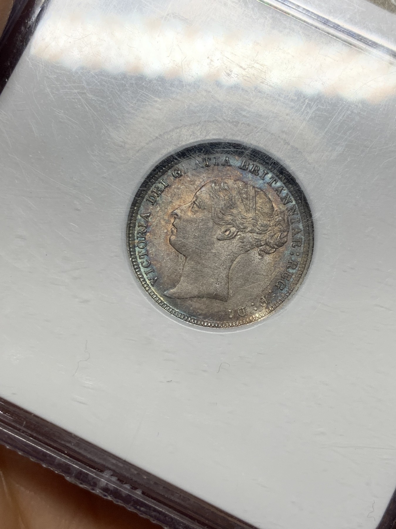 《竞宝斋》圣诞专辑  第二场  第228场 定制纪念章相赠 (全场顺丰包邮) NGC MS65 英国1885维多利亚女王6便士 顶级紫罗兰五彩包浆 老盒严评 盒子保存完好 小维6便士64以上非常难见 且拍且珍惜