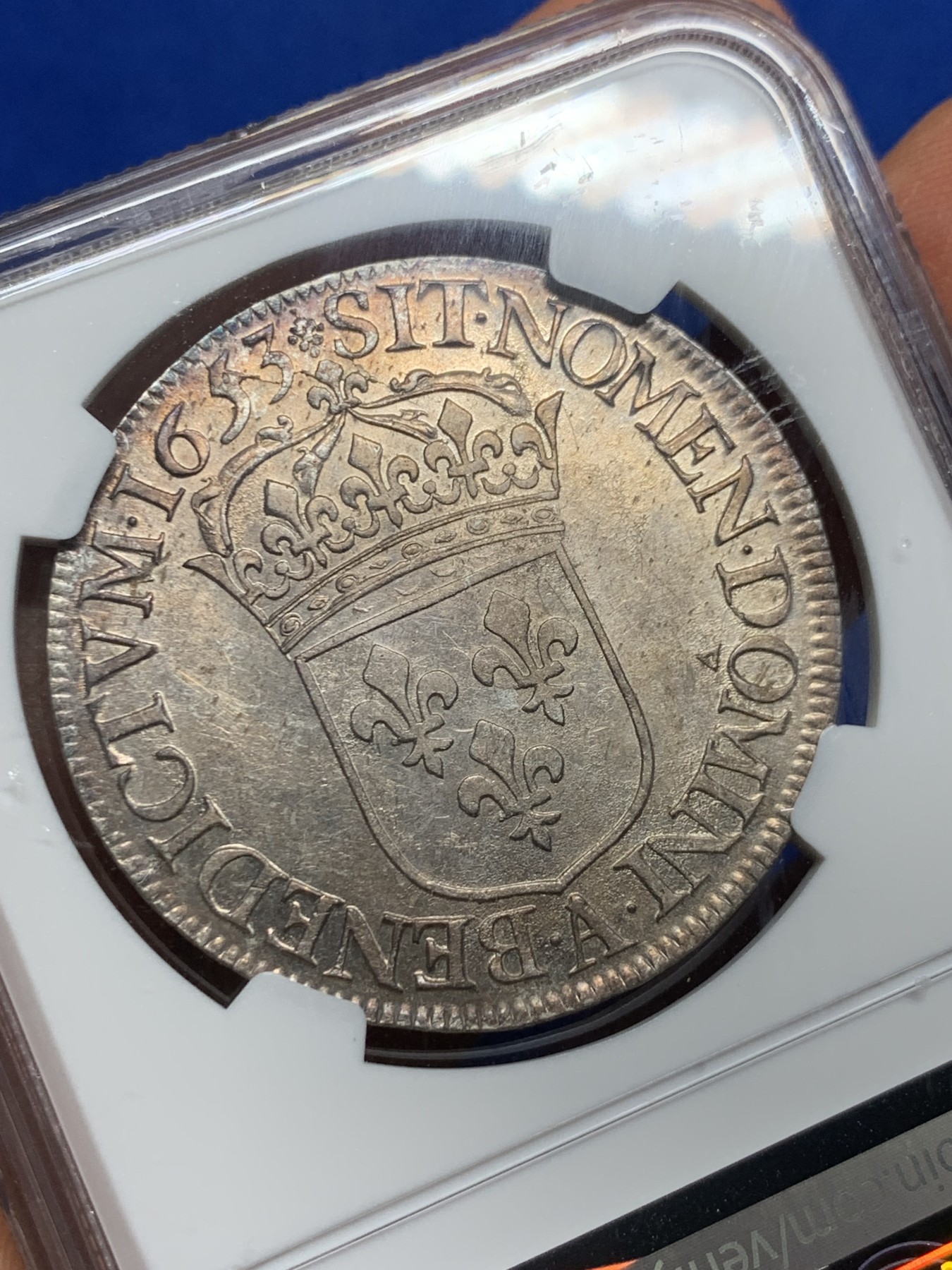 《竞宝斋》圣诞专辑  第二场  第228场 定制纪念章相赠 (全场顺丰包邮) NGC-MS61 1653年法国路易十四埃居 太阳王幼年时期版本，淡彩包浆，工艺精良，币胚规整，打制深峻，没有减重痕，唯一亚军分