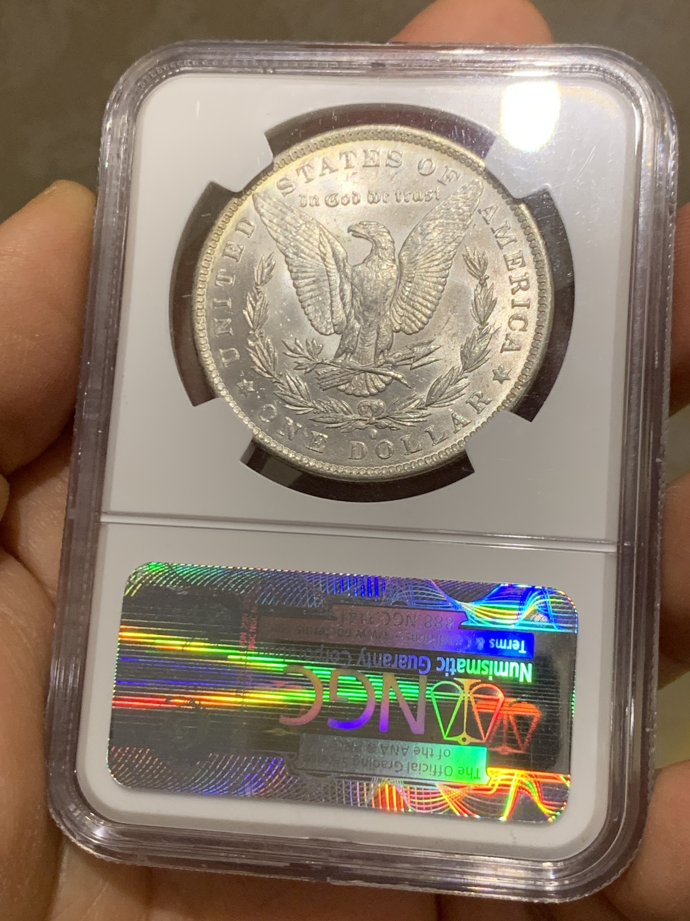 《竞宝斋》圣诞专辑  第二场  第228场 定制纪念章相赠 (全场顺丰包邮) NGC老盒评级MS64分。1884年O版摩根银元，月牙彩，彩虹包浆，好看包浆的摩根相比普通摩根海外溢价很高。今年汇率上涨，摩根是抗通胀好品种，64好彩勿错过。