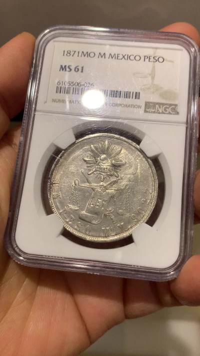 《竞宝斋》圣诞专辑  第二场  第228场 定制纪念章相赠 (全场顺丰包邮) NGC-MS61 墨西哥 1871年天平鹰洋。天平书剑鹰洋是在华流通里的名誉品种，相比自由帽鹰洋，存量非常稀少，这一枚币面正面复打，非常有味道。MS可藏状态非常难得。去年高峰时期同厂同分5000+，今年5月HA成交也在4400以上。