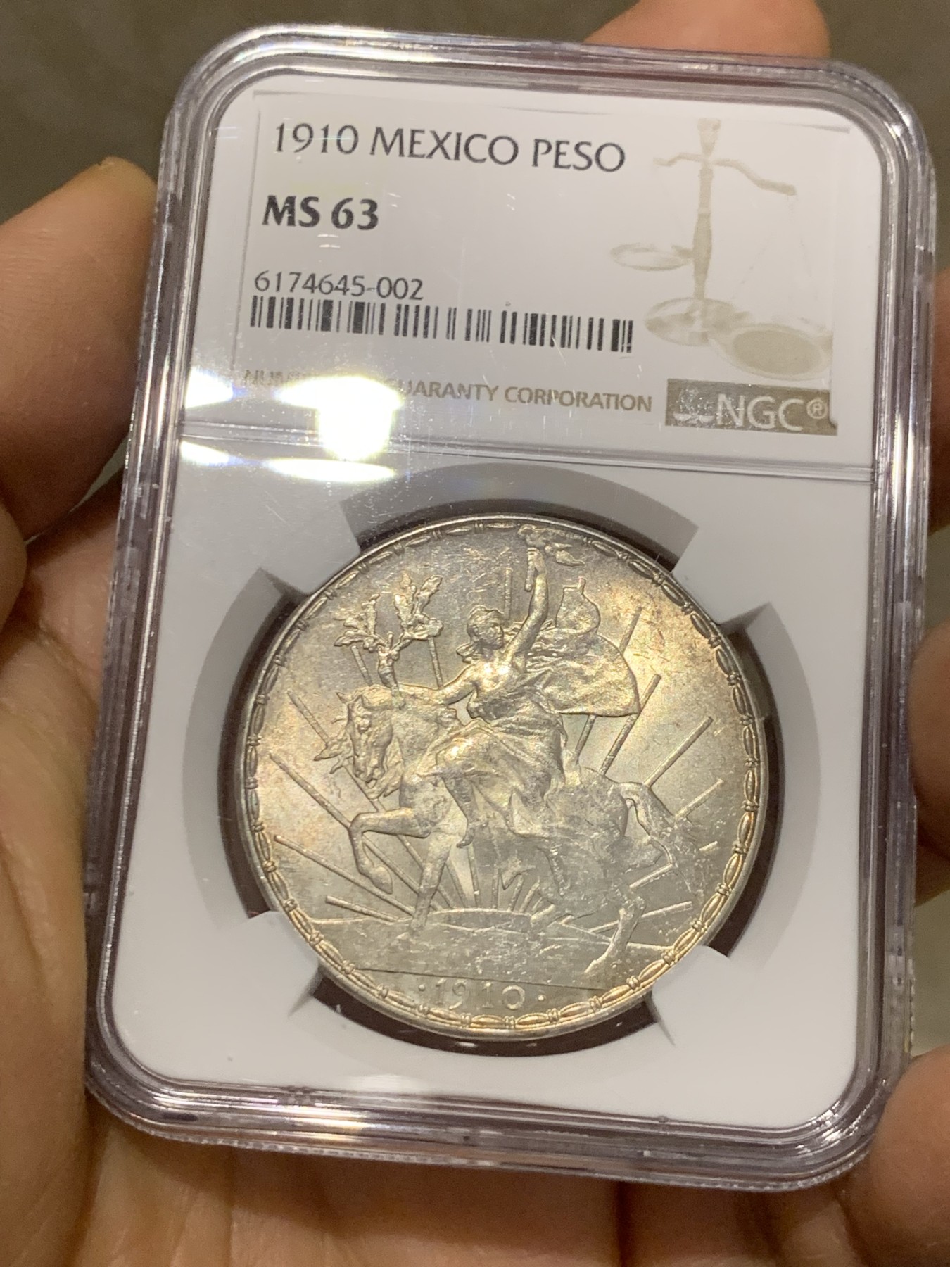 《竞宝斋》圣诞专辑  第二场  第228场 定制纪念章相赠 (全场顺丰包邮) NGC-MS63 墨西哥1910骑马鹰洋 淡金美包浆 外拍大热品种值得拥有