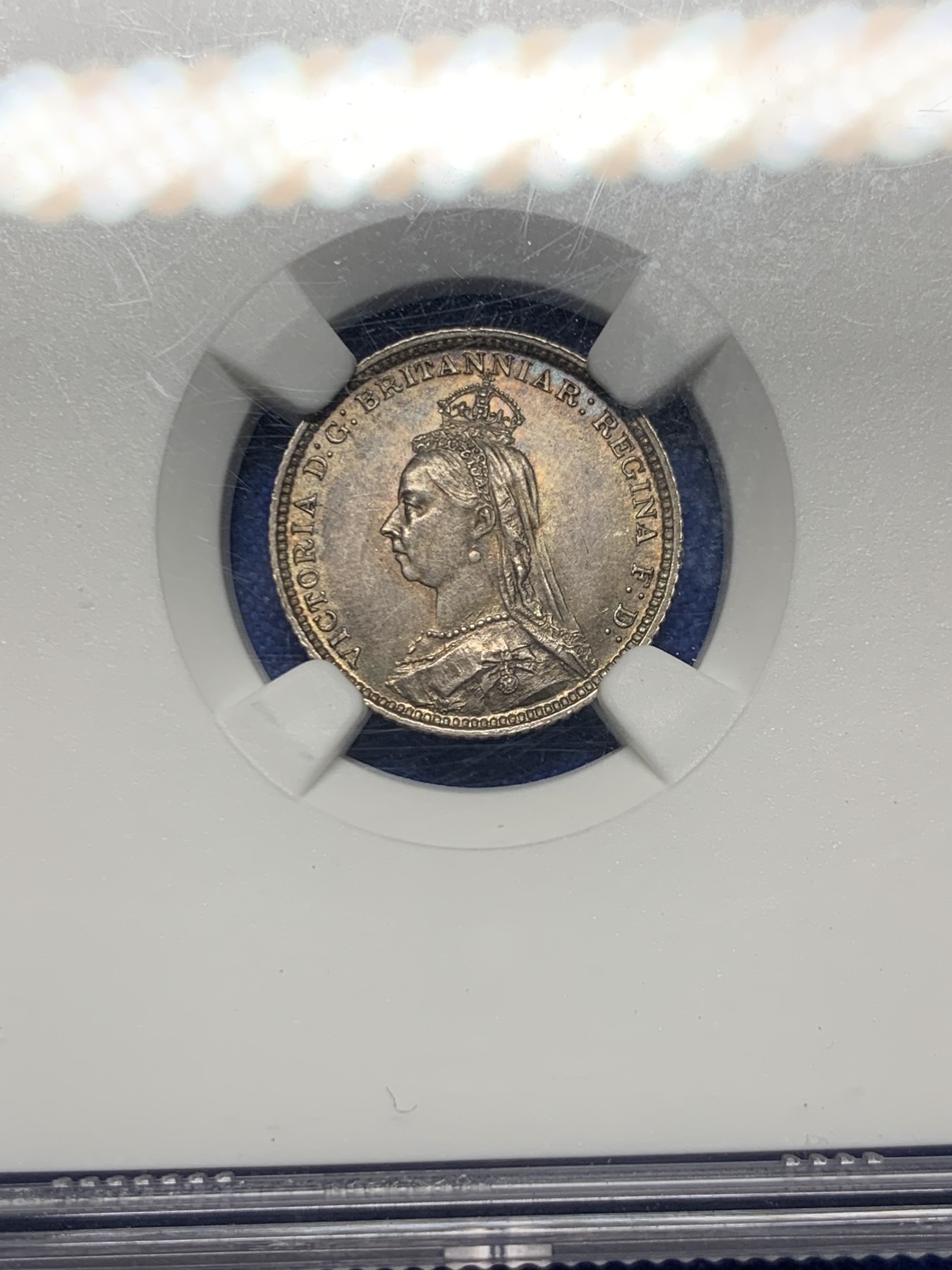 《竞宝斋》圣诞专辑  第二场  第228场 定制纪念章相赠 (全场顺丰包邮) NGC-MS63 英国1888年维多利亚高冠版4便士银币