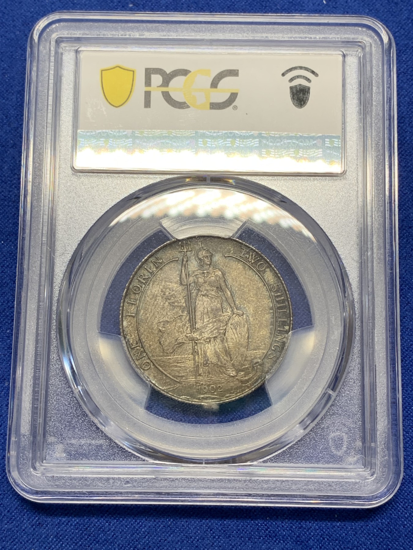 《竞宝斋》圣诞专辑  第二场  第228场 定制纪念章相赠 (全场顺丰包邮) PCGS-MS63 英国1902年爱德华七世 2先令 海神银币。灰褐色的包浆中带着一抹春日青，流通币的保存比精制币更加的困难，只是到了浮躁的现在已经没有价格上的差异了。