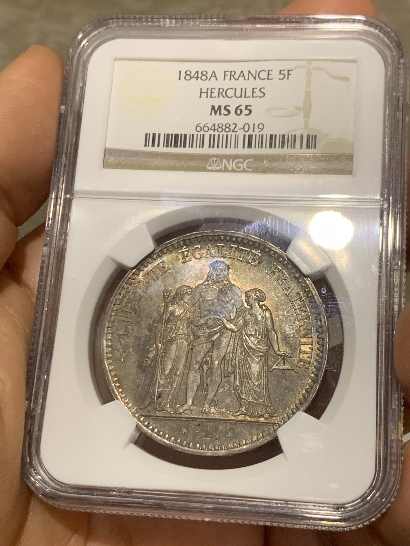 《竞宝斋》圣诞专辑  第二场  第228场 定制纪念章相赠 (全场顺丰包邮) NGC-MS65 法国 1848年传世五彩包浆大力神5法郎银币。灯光下包浆呈现绚丽五彩包浆。65顶级分数，状态好于191期6650元成交那枚。