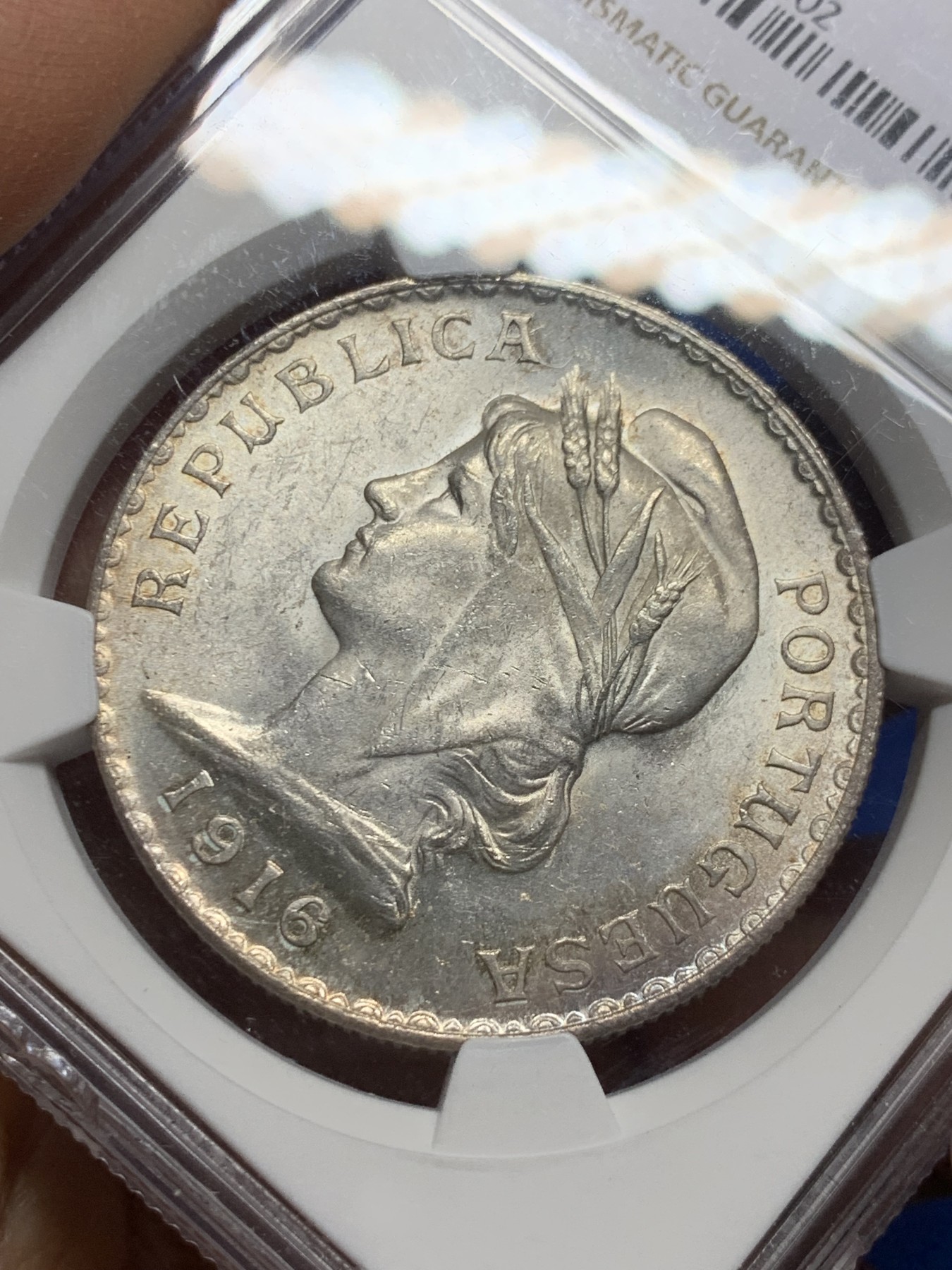 《竞宝斋》圣诞专辑  第二场  第228场 定制纪念章相赠 (全场顺丰包邮) NGC-MS62 葡萄牙1916年埃斯库多大银币，转光好品，仅两个年份，盒子上下边缘有磕。