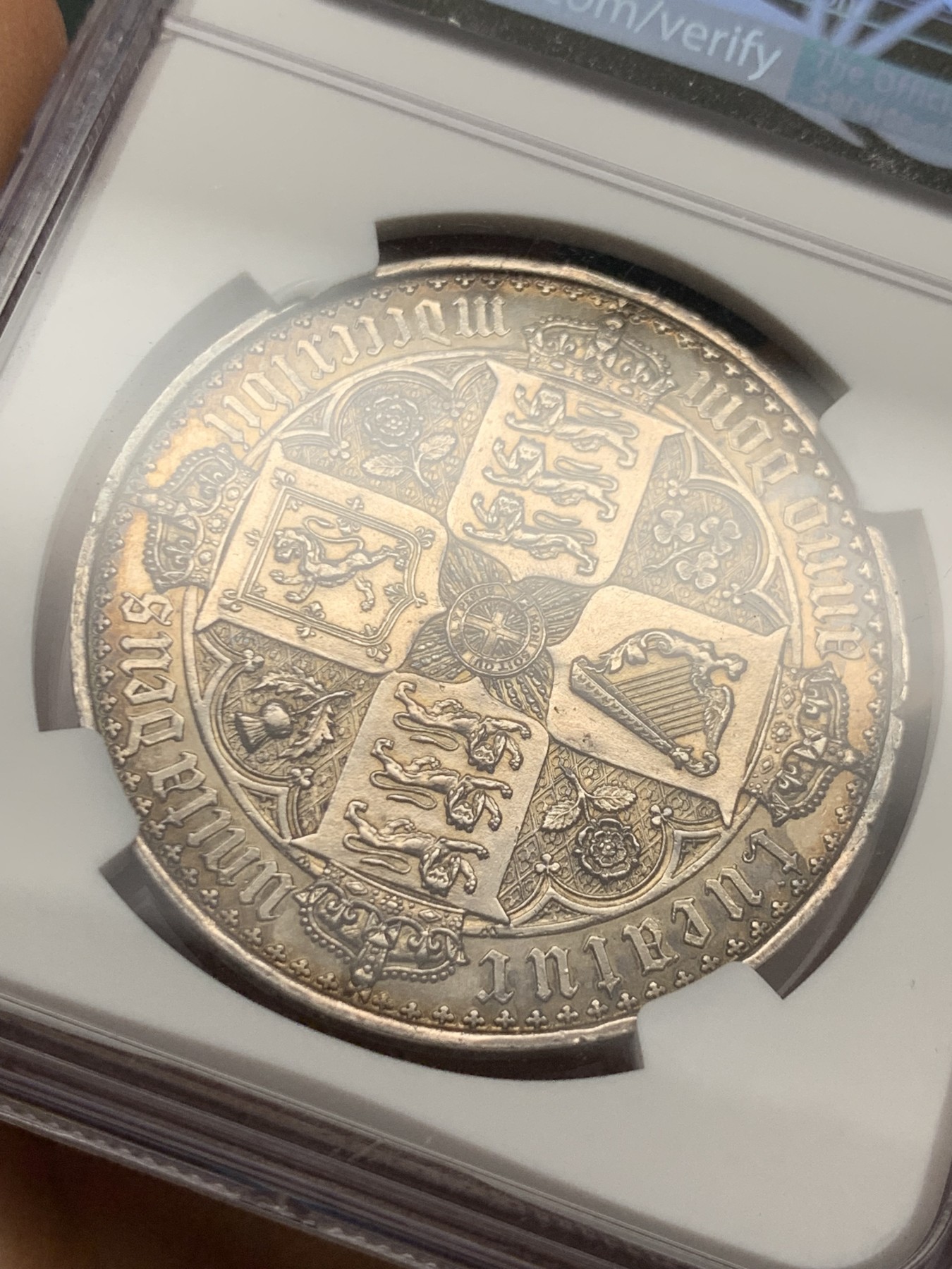 《竞宝斋》圣诞专辑  第二场  第228场 定制纪念章相赠 (全场顺丰包邮) NGC-PF60 英国 1847年哥特克朗 细节完整 包浆醇厚 钱币收藏者的终身追求