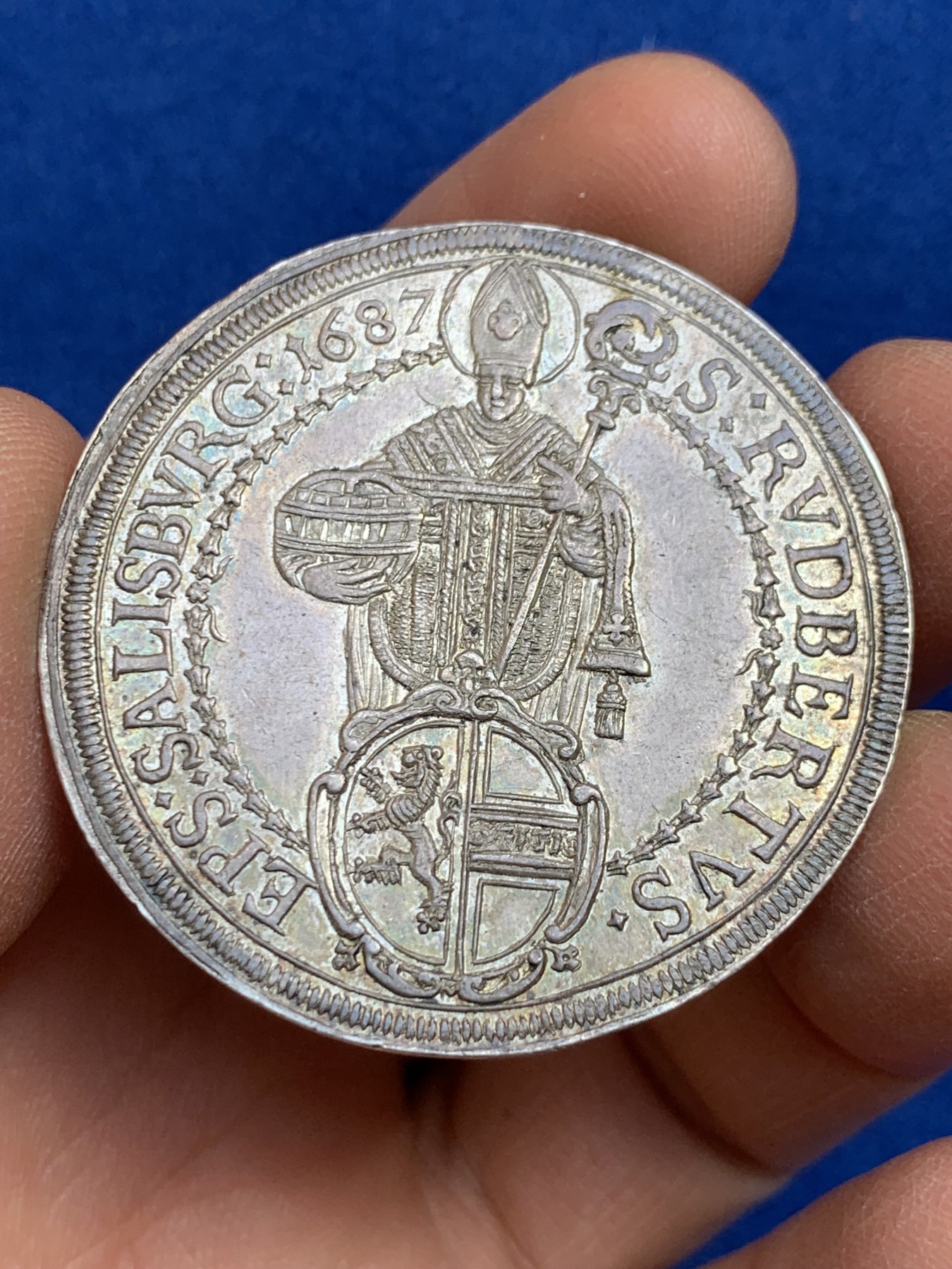 《竞宝斋》圣诞专辑  第二场  第228场 定制纪念章相赠 (全场顺丰包邮) 神圣罗马帝国奥地利大公国1687年萨尔茨堡主教区圣母抱婴泰勒大银币 UNC五彩纸袋包浆 打制深峻饱满 原味顶级裸币