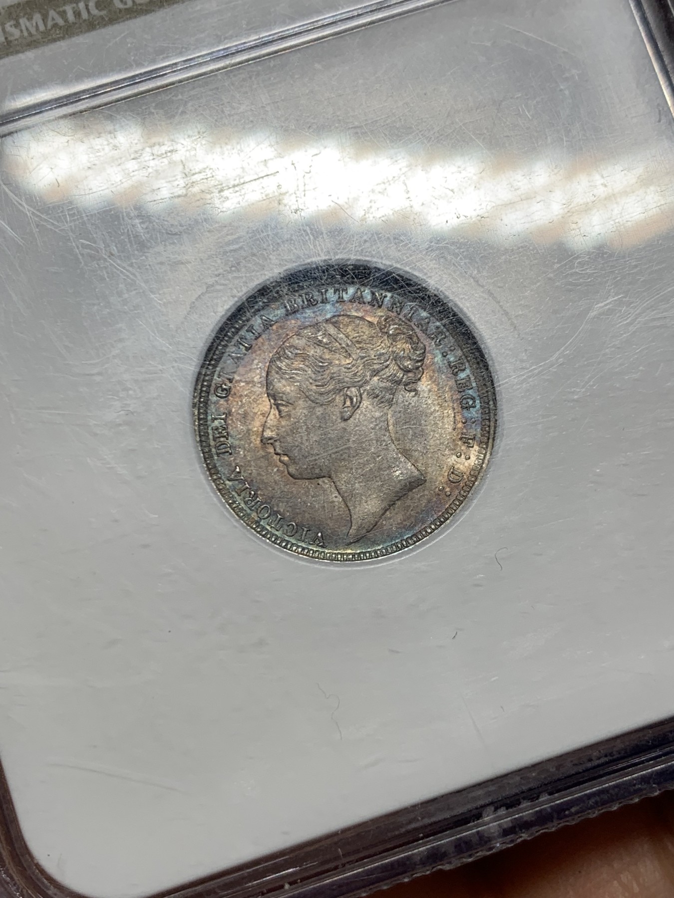 《竞宝斋》圣诞专辑  第二场  第228场 定制纪念章相赠 (全场顺丰包邮) NGC MS65 英国1885维多利亚女王6便士 顶级紫罗兰五彩包浆 老盒严评 盒子保存完好 小维6便士64以上非常难见 且拍且珍惜