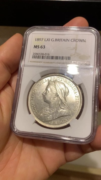 《竞宝斋》圣诞专辑  第二场  第228场 定制纪念章相赠 (全场顺丰包邮) NGC MS63 英国1897年维多利亚披纱马剑克朗，车轮光银光闪闪，底板镜面有霜相当优秀。