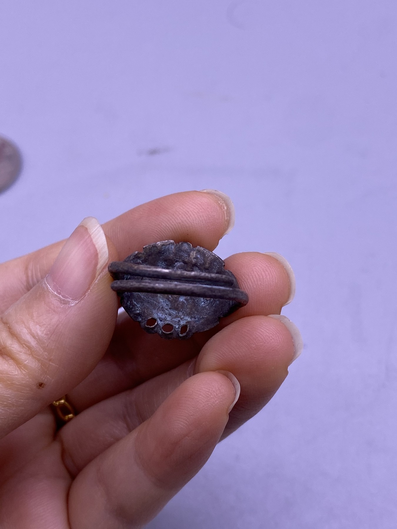 老银起花戒指2枚，内径分别1.6/1.8厘米，都缺花瓣，品相如图，360包快递