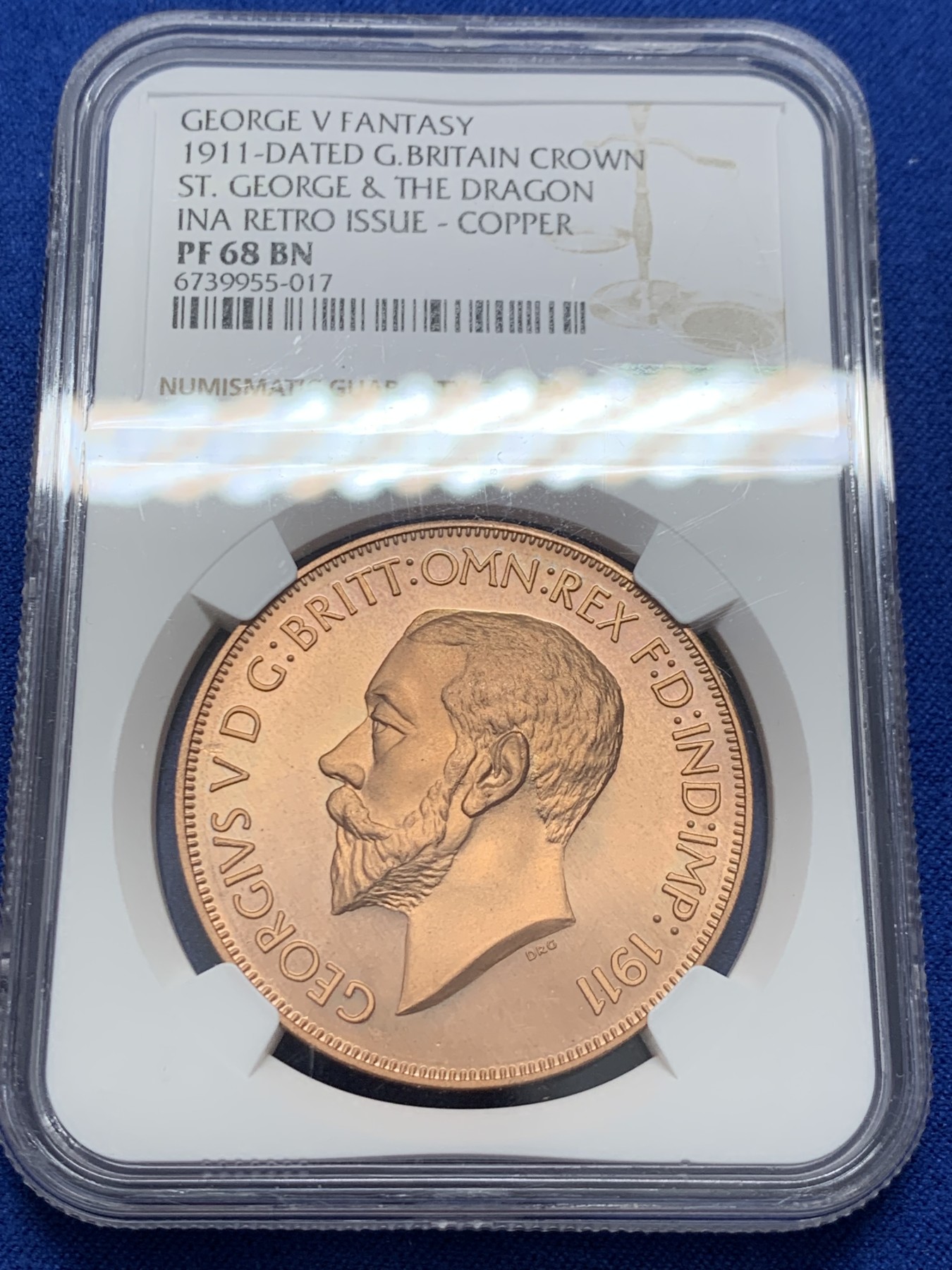 《竞宝斋》圣诞专辑  第二场  第228场 定制纪念章相赠 (全场顺丰包邮) 英国1911年乔治五世马剑屠龙珍惜币三枚套，NGC评级盒子，全部同分PF68，纯银，红铜，黄铜三个版本阵容豪华，著名的屠龙品种，颇受追捧，圣乔治屠龙设计的非常有特点，与以往的经典款式的严谨不同，更为粗犷简洁，线条明快，带有较为明显的欧洲新艺术风格，这种设计风格在2，30年代的法国币章上较为多见。