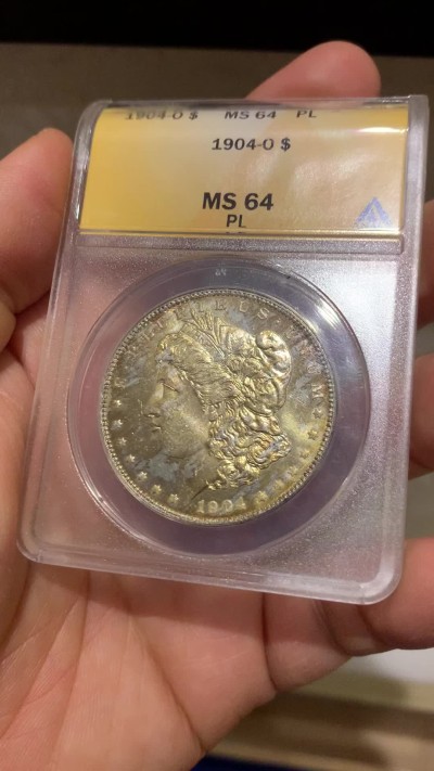 《竞宝斋》圣诞专辑  第二场  第228场 定制纪念章相赠 (全场顺丰包邮) ANACS-MS64PL 美国 1904年 1美元 摩根银币 镜面+金色包浆 可以当镜子的品相